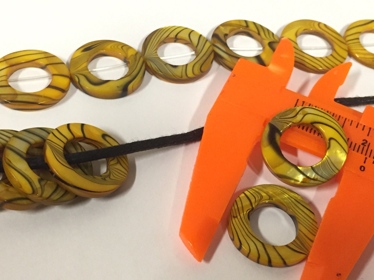 4 beads - Yellow color striped shell donut ring shape bead frames - BD943