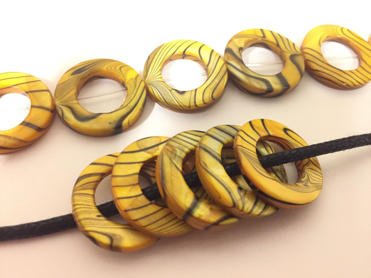 4 beads - Yellow color striped shell donut ring shape bead frames - BD943