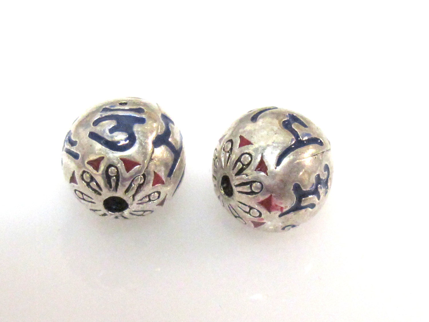 2 beads - Tibetan Om mantra 10 mm Om mantra etched bead with lotus floral design - BD944