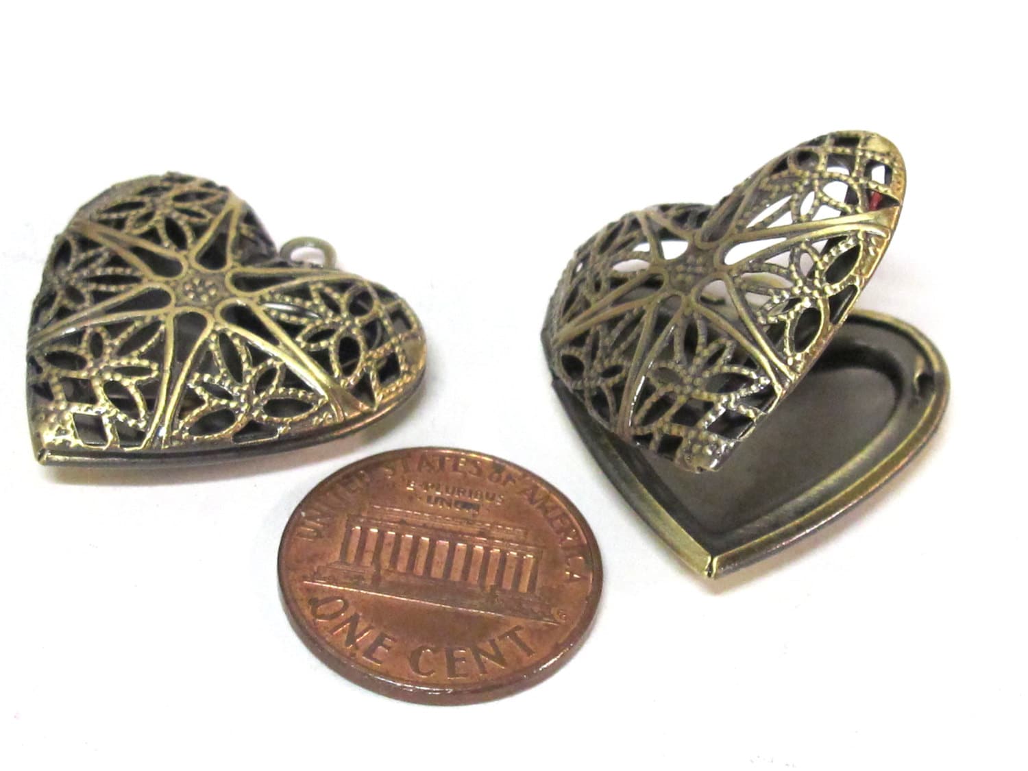 2 pendants - Heart shape antiqued brass tone filigree locket charm pendants - 26 mm x 26 mm - PM547