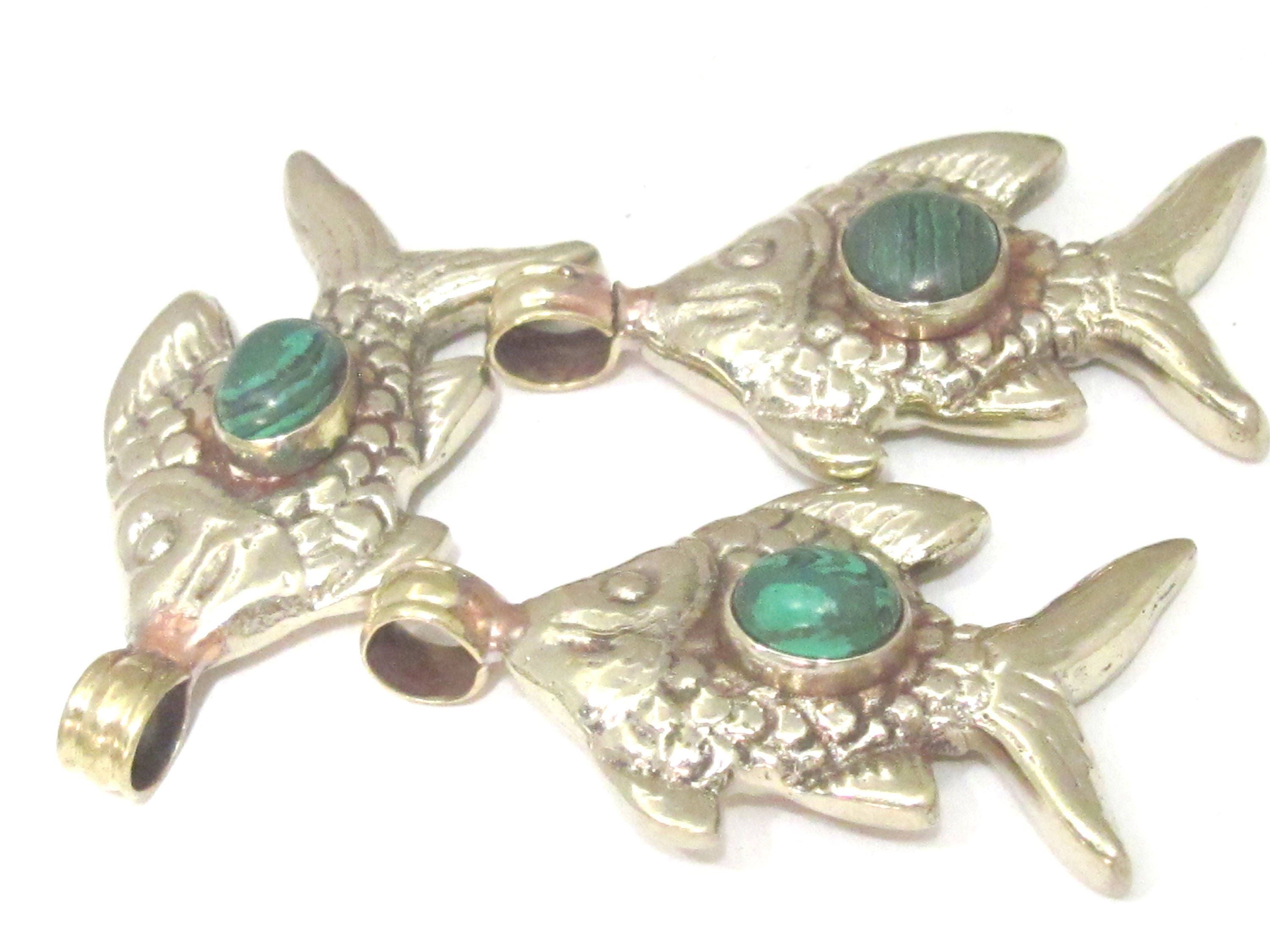 1 Pendant - Dual sided Tibetan silver fish repousse pendant with malachite inlay from Nepal - PM563C