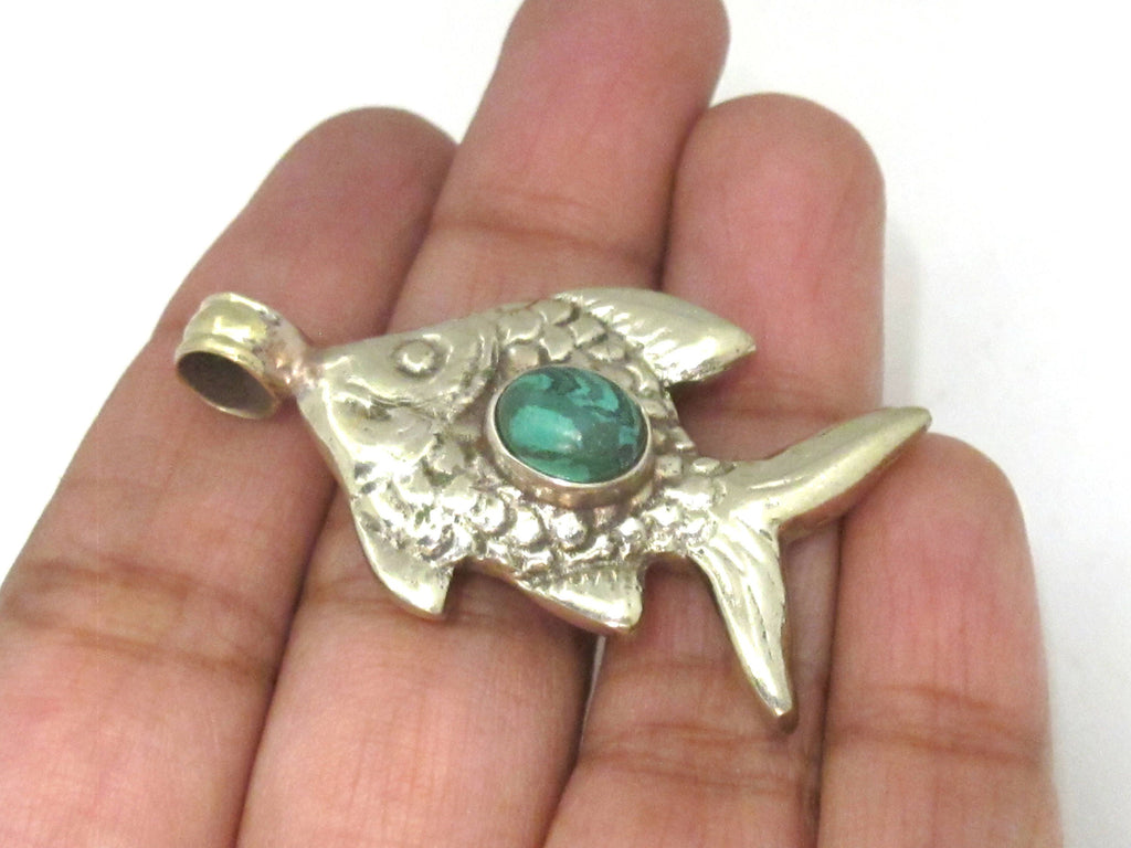 1 Pendant - Dual sided Tibetan silver fish repousse pendant with malachite inlay from Nepal - PM563C