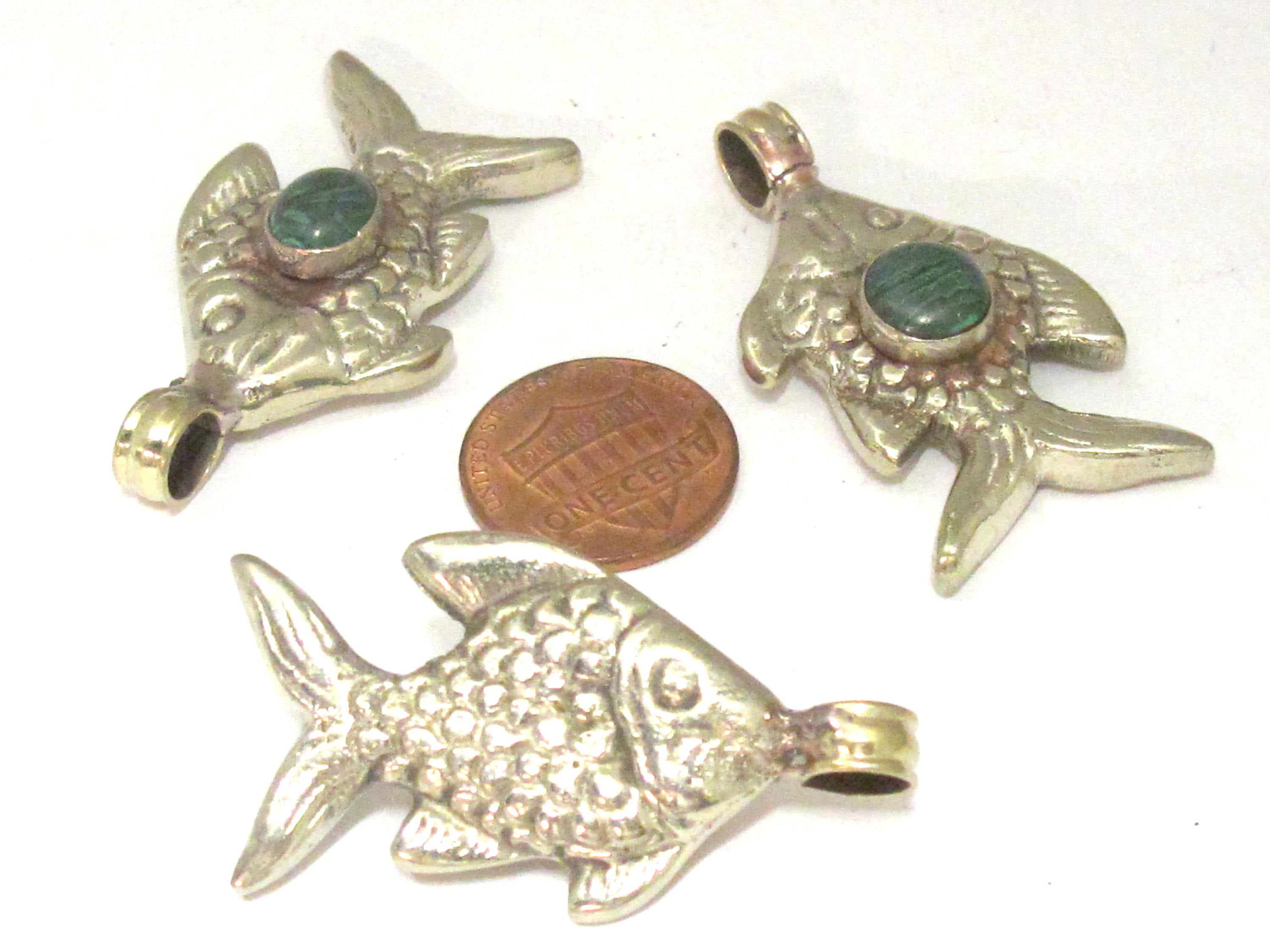 1 Pendant - Dual sided Tibetan silver fish repousse pendant with malachite inlay from Nepal - PM563C