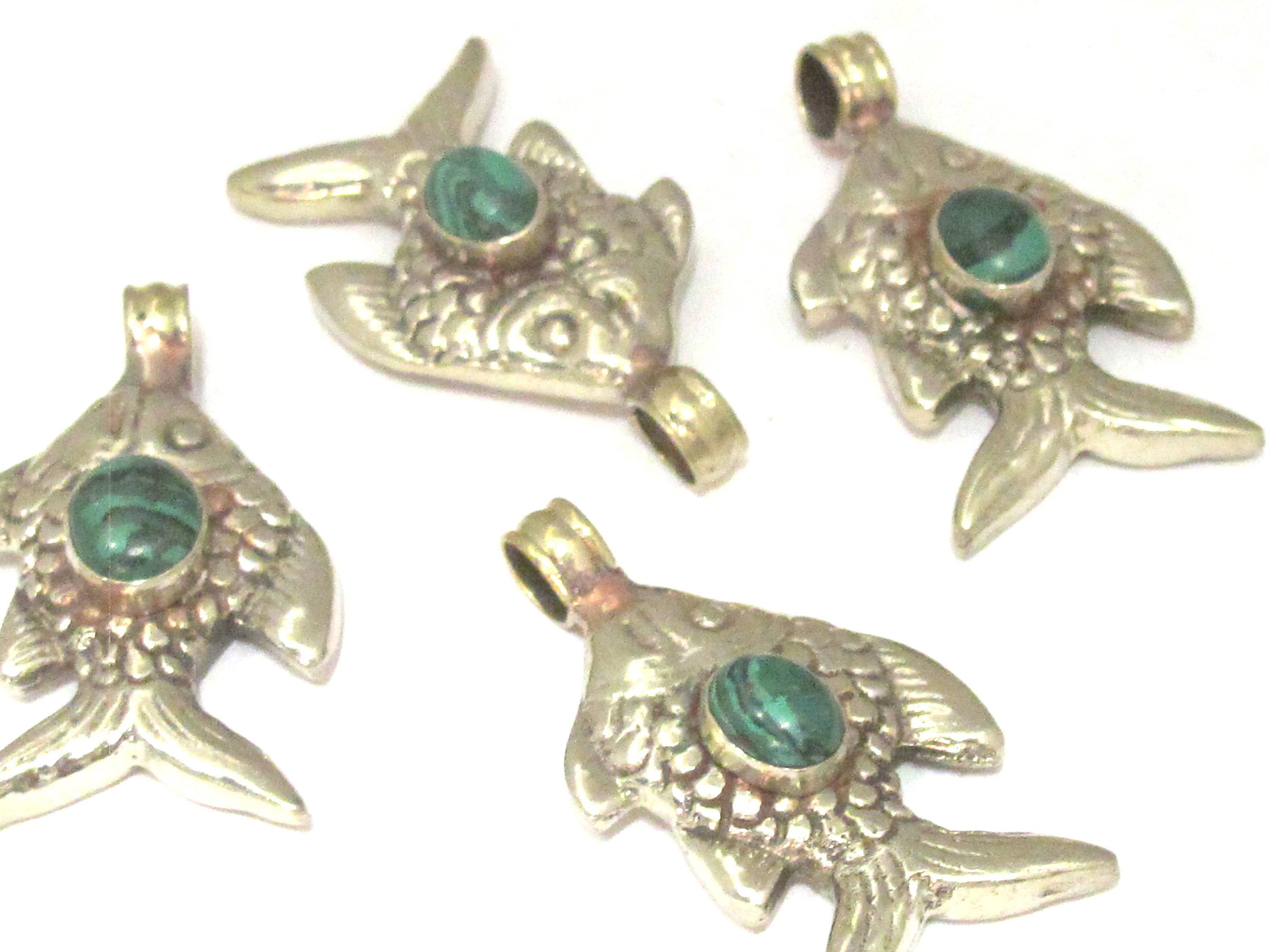 1 Pendant - Dual sided Tibetan silver fish repousse pendant with malachite inlay from Nepal - PM563C