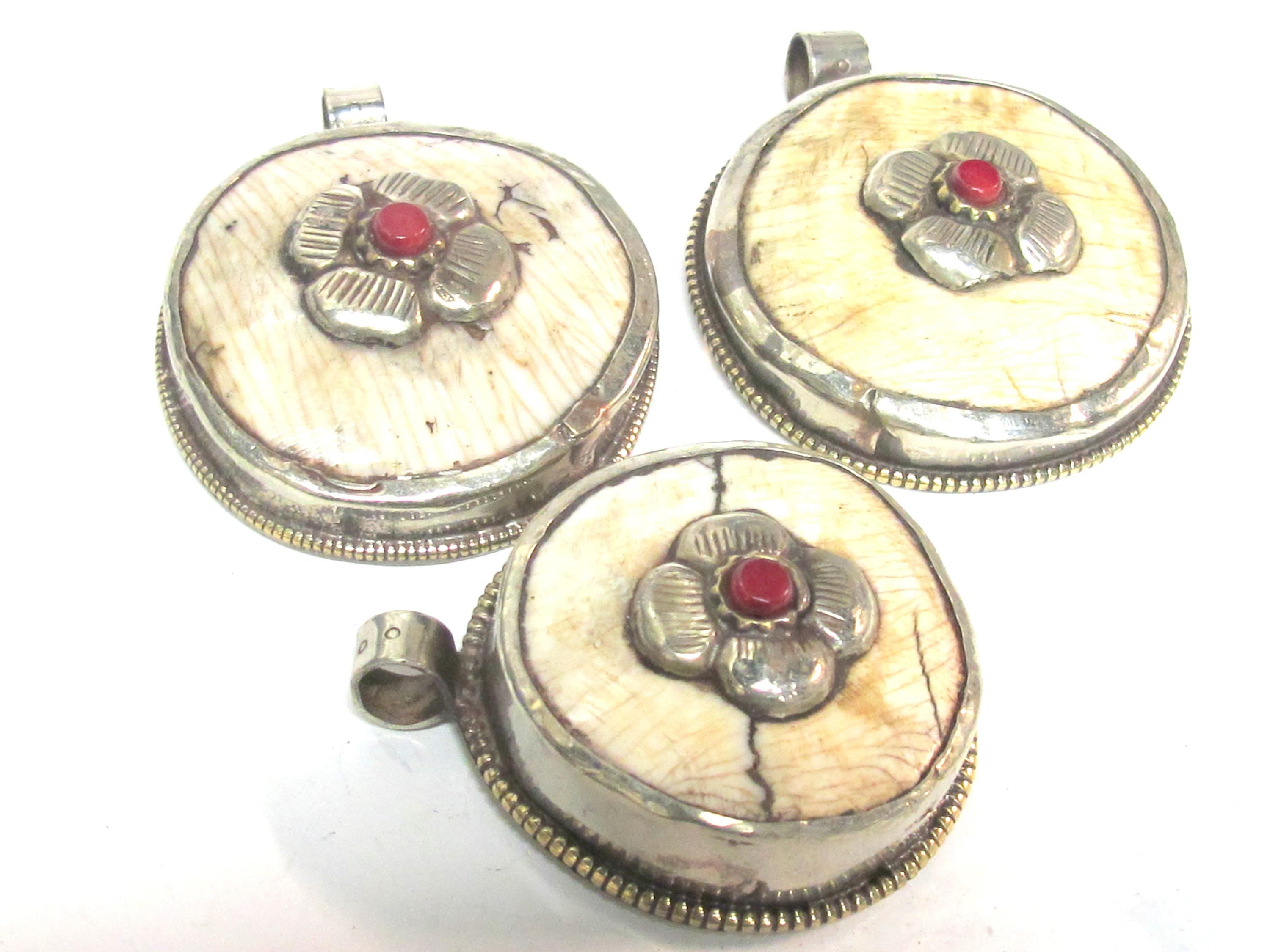 1 pendant - Ethnic Tibetan silver naga conch shell pendant with coral inlay and floral carving on reverse side - PM586A