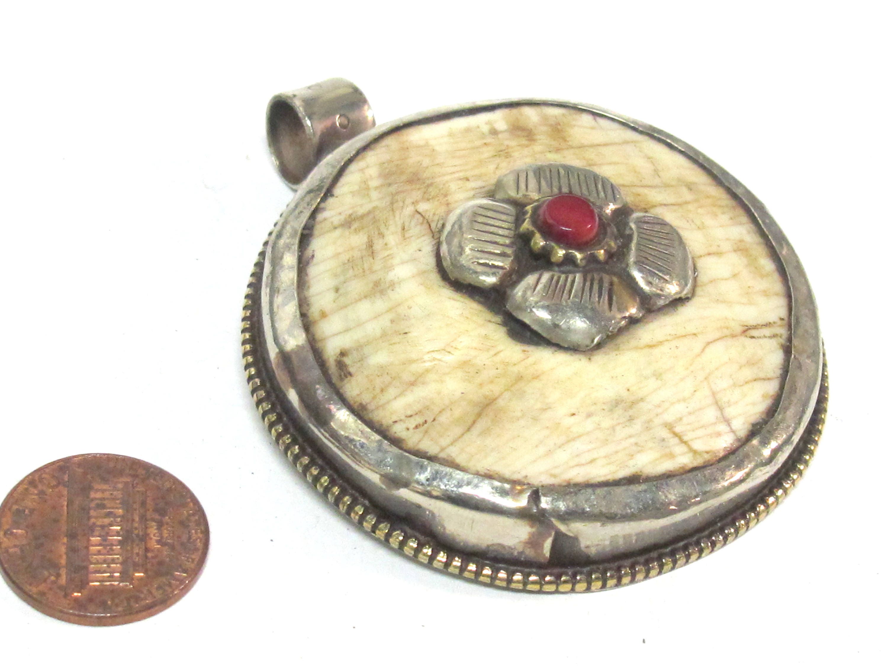 1 pendant - Ethnic Tibetan silver naga conch shell pendant with coral inlay and floral carving on reverse side - PM586A
