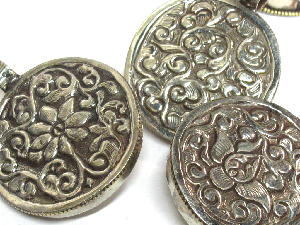 1 pendant - Ethnic Tibetan silver naga conch shell pendant with coral inlay and floral carving on reverse side - PM586A