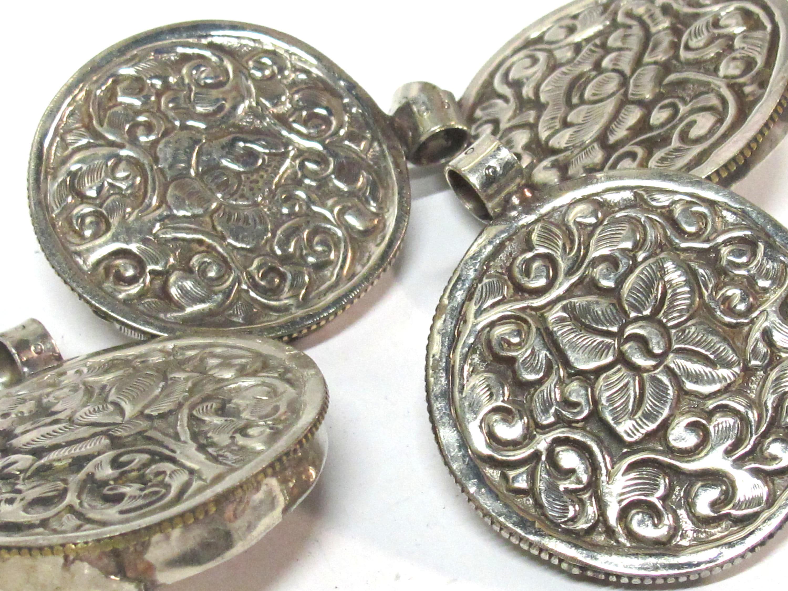 1 pendant - Ethnic Tibetan silver naga conch shell pendant with coral inlay and floral carving on reverse side - PM586A
