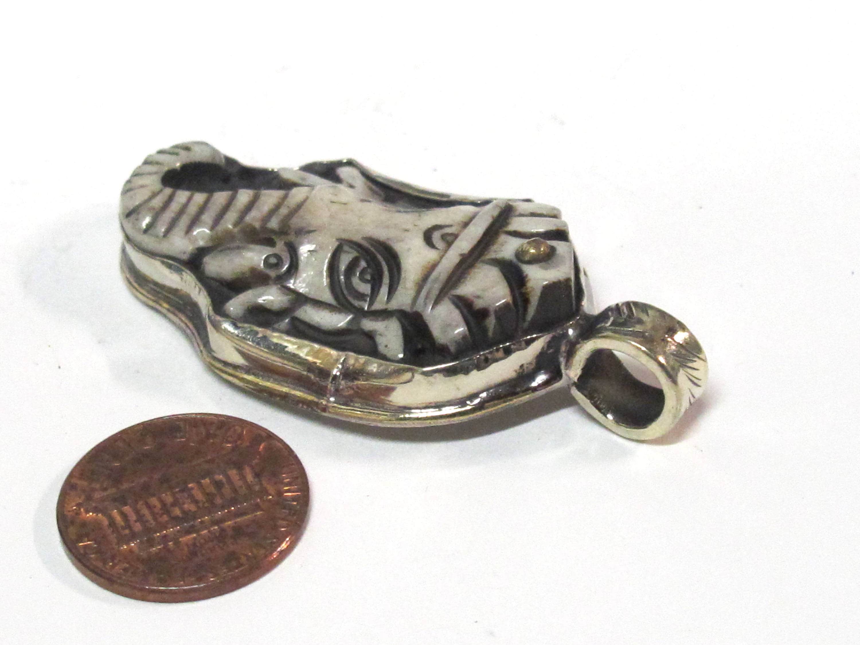 1 Pendant - Intricate carved ethnic Hindu lord Ganesha recycled cattle bone pendant with floral carving on reverse side -- PB007H
