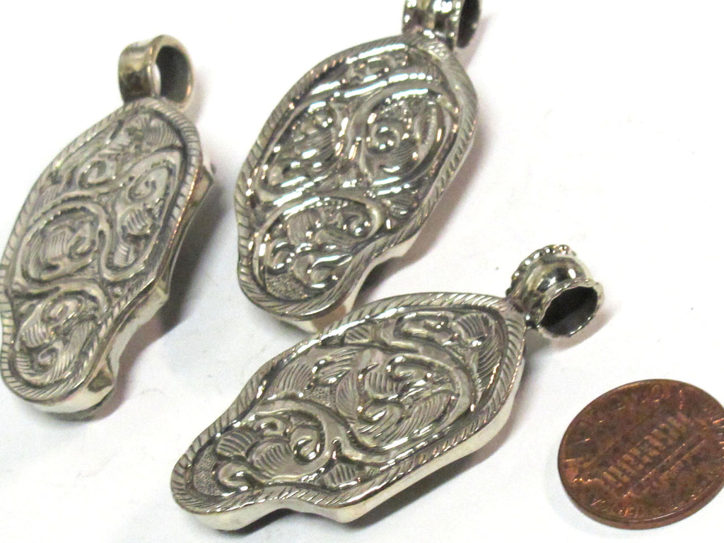 1 Pendant - Intricate carved ethnic Hindu lord Ganesha recycled cattle bone pendant with floral carving on reverse side -- PB007H
