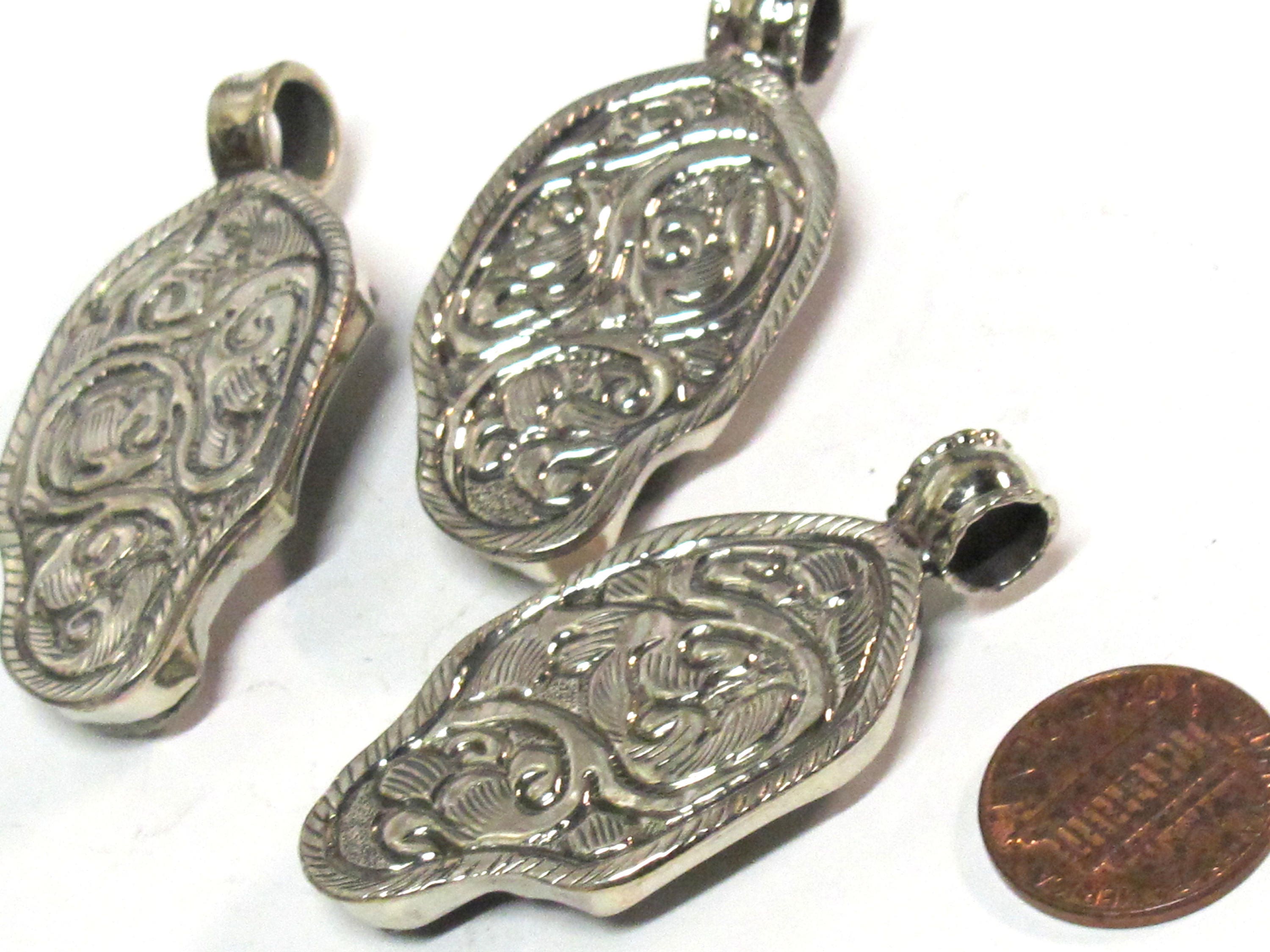 1 Pendant - Intricate carved ethnic Hindu lord Ganesha recycled cattle bone pendant with floral carving on reverse side -- PB007H