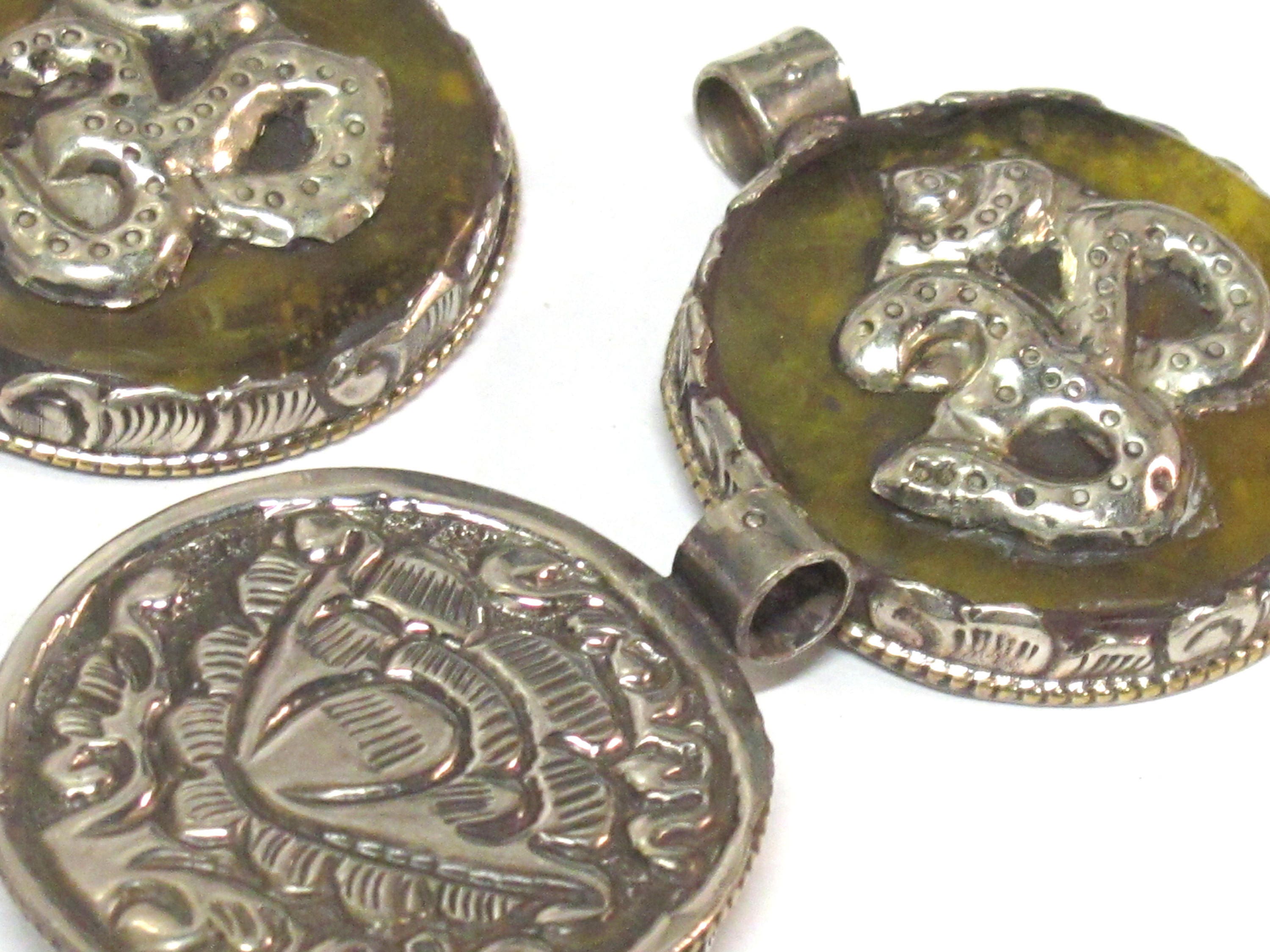 1 Pendant - Tibetan honey copal resin Om mantra pendant with reverse side Lotus flower design filigree - PM292K