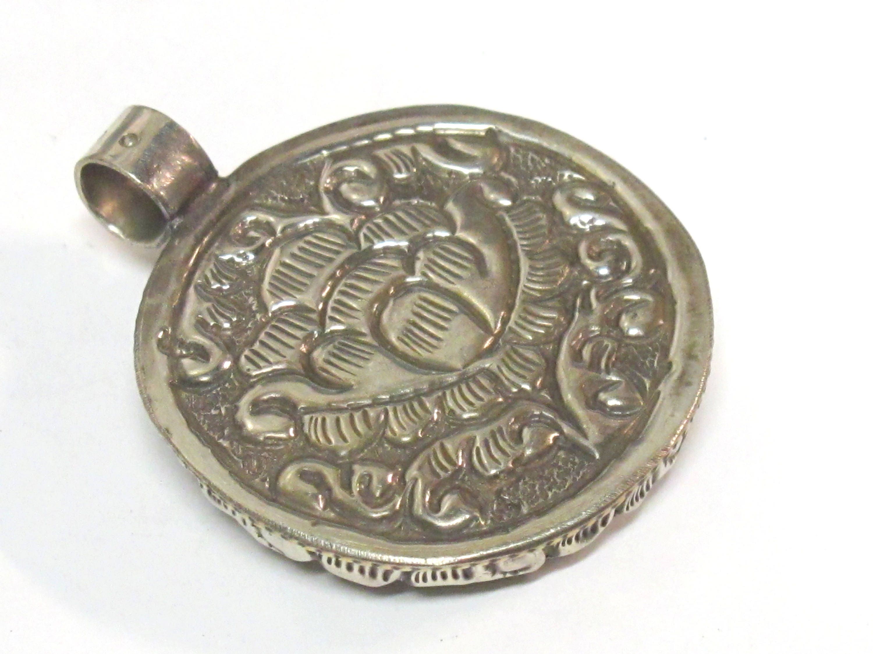 1 Pendant - Tibetan honey copal resin Om mantra pendant with reverse side Lotus flower design filigree - PM292K