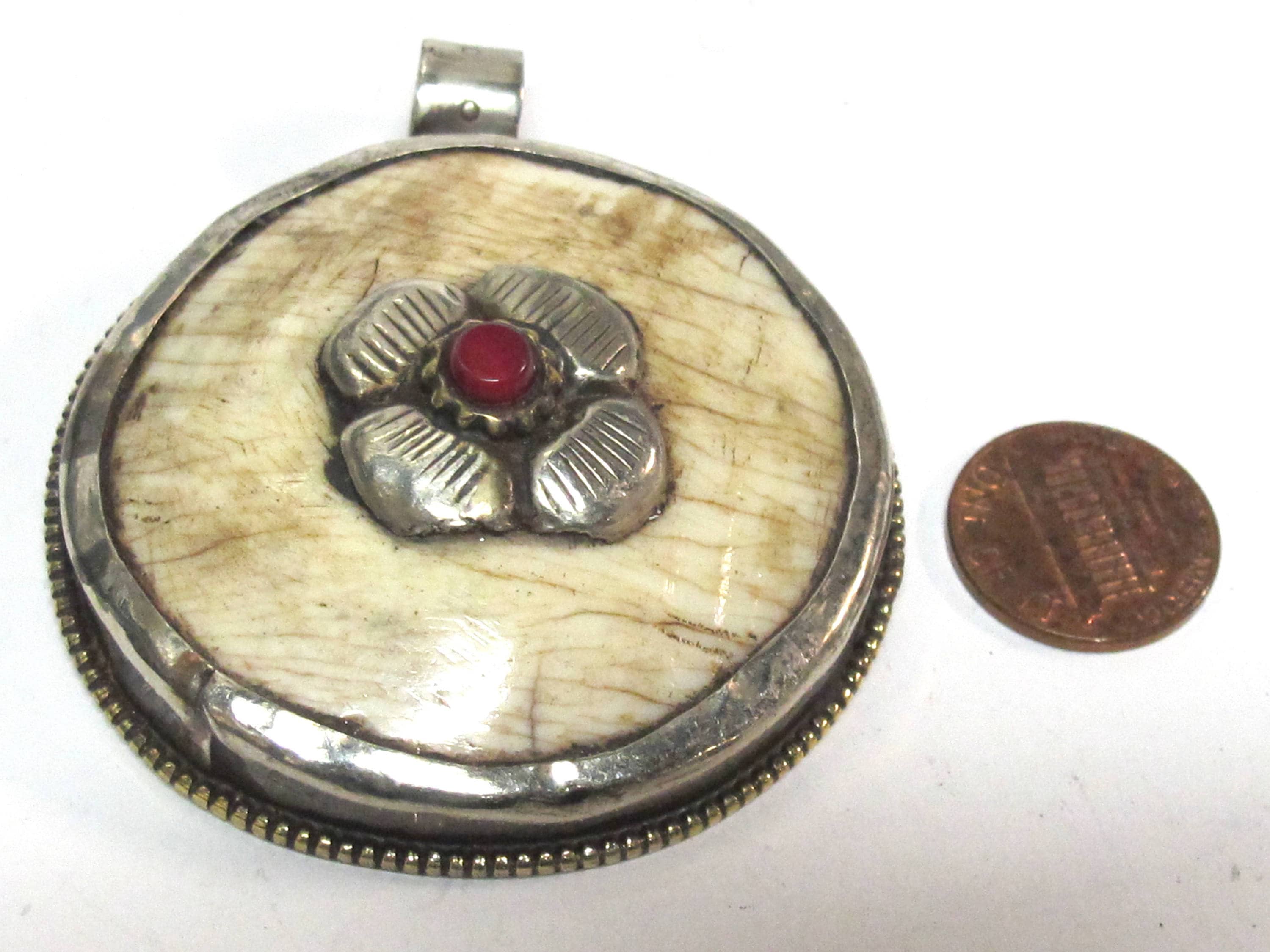 1 pendant - Ethnic Tibetan silver naga conch shell pendant with coral inlay and floral carving on reverse side - PM586A