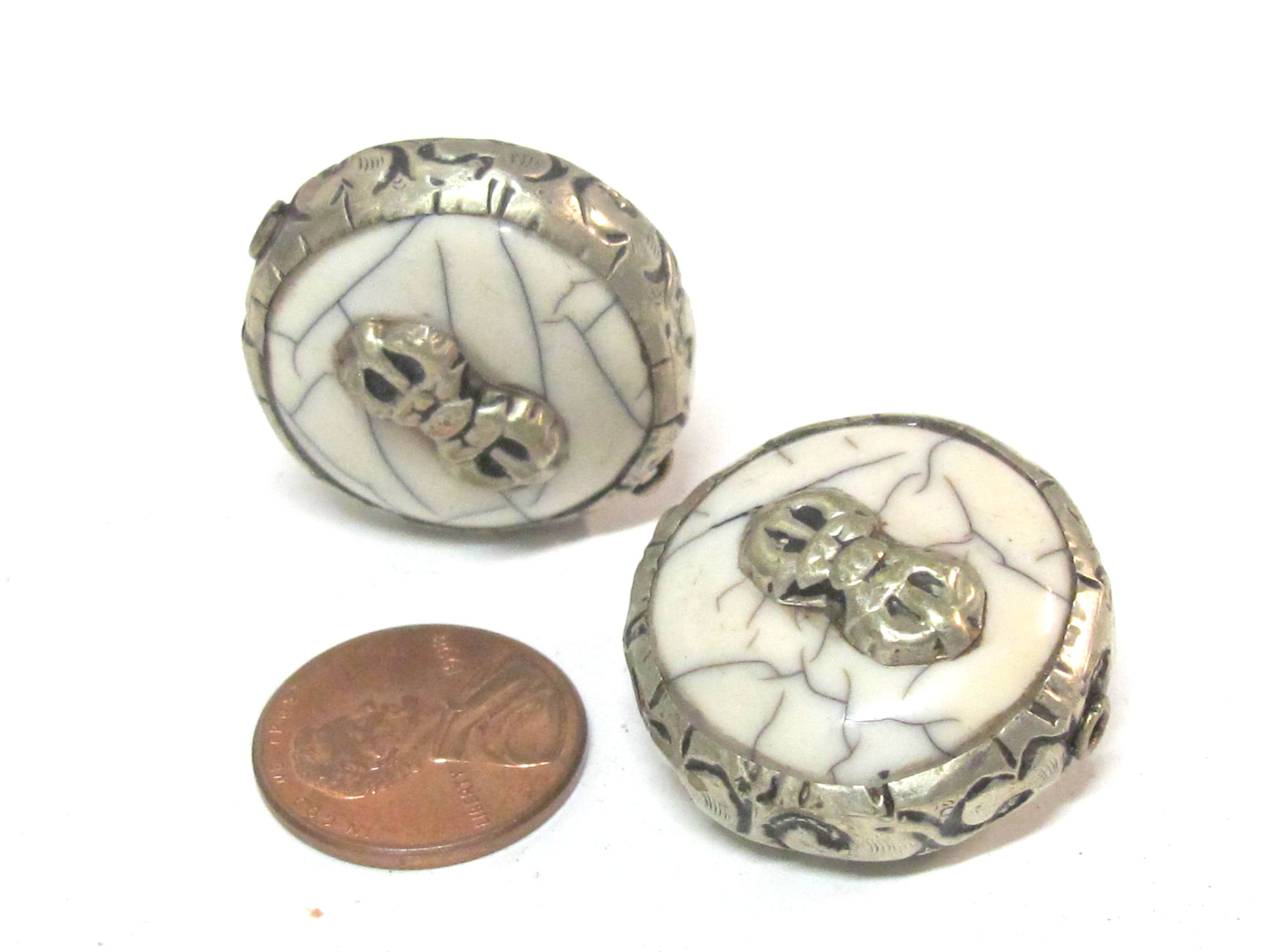 1 Bead - Reversible Large size Tibetan silver encased white cream color crackle resin dorje vajra symbol bead - BD524E