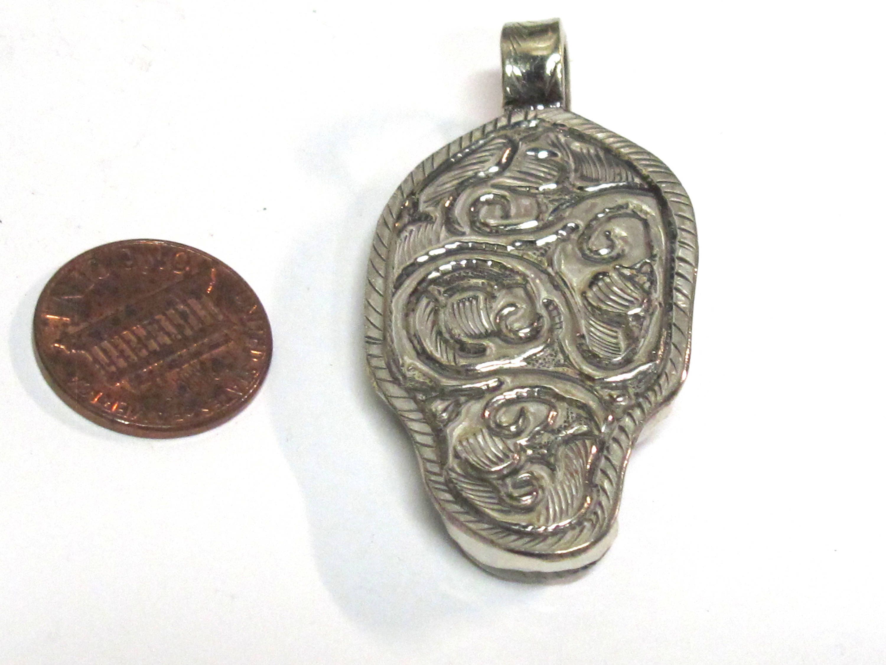 1 Pendant - Intricate carved ethnic Hindu lord Ganesha recycled cattle bone pendant with floral carving on reverse side -- PB007H