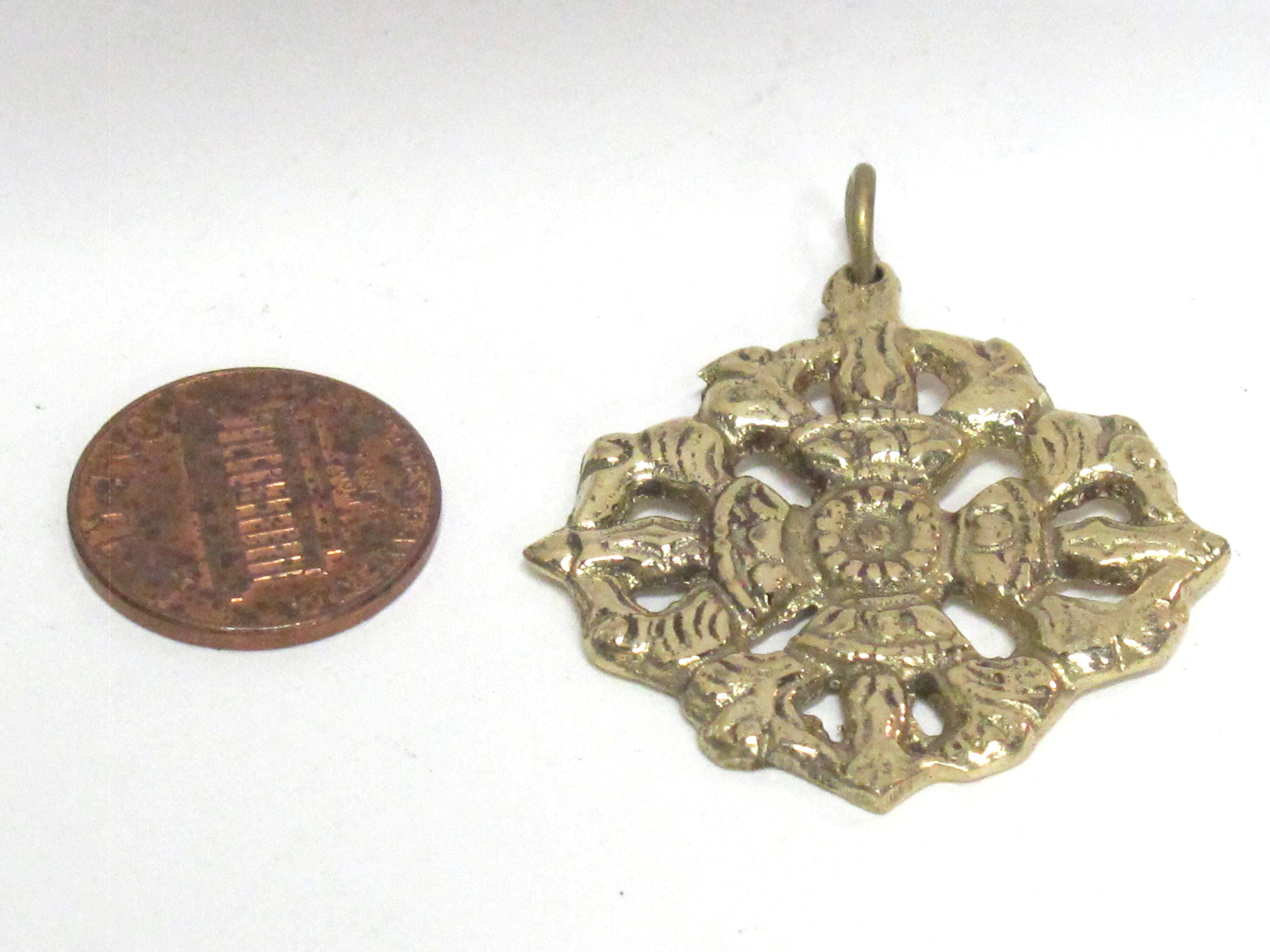 1 Pendant - Tibetan double dorje vajra brass pendant Nepal - CP131