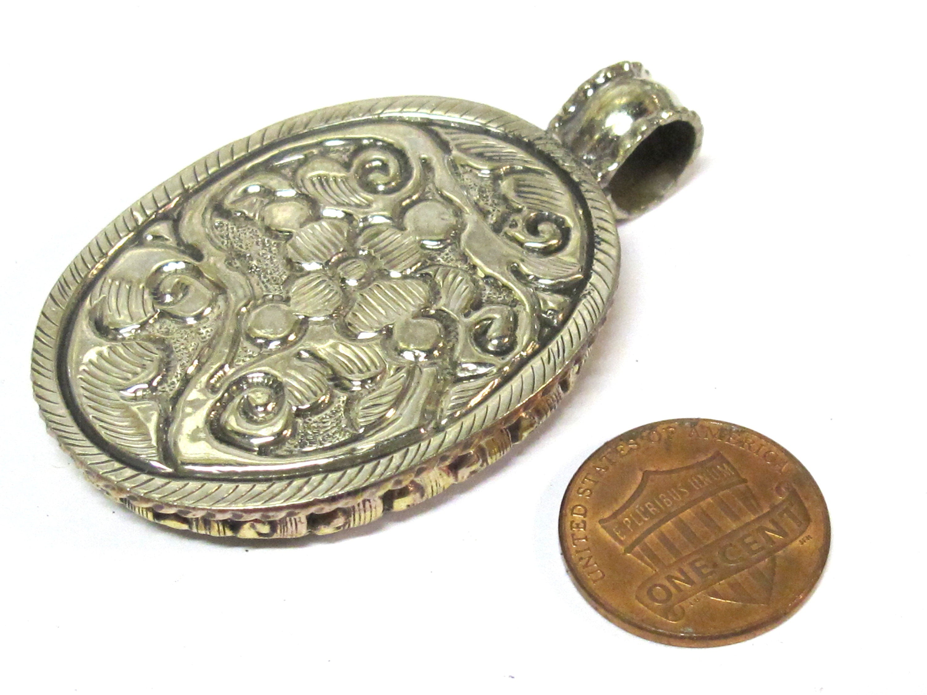 1 Pendant - Intricate carved ethnic Hindu Lord Ganesha recycled cattle bone pendant with floral carving on reverse side - PB007P
