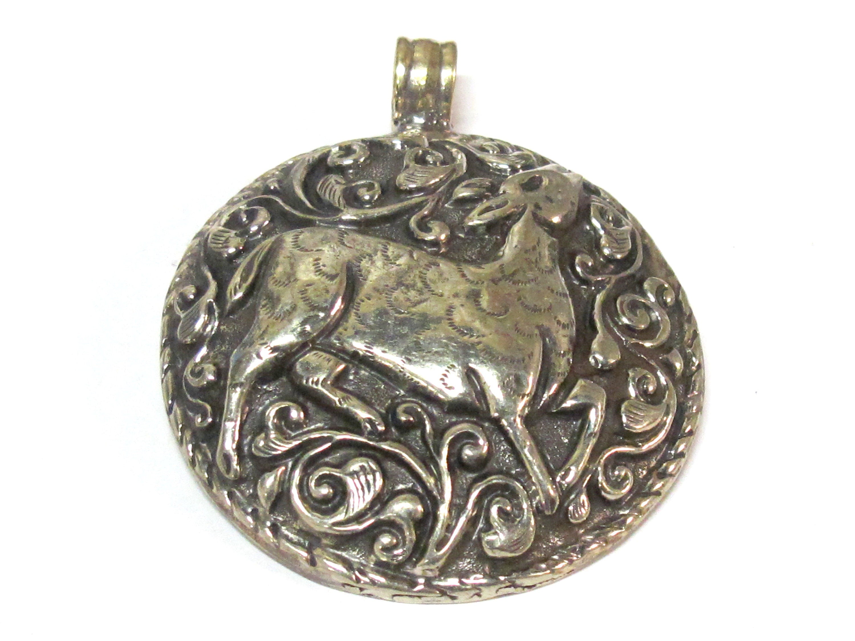 1 Pendant - Gorgeous Tibetan silver repousse Deer pendant with reverse side detailed carving design from Nepal - PM351F