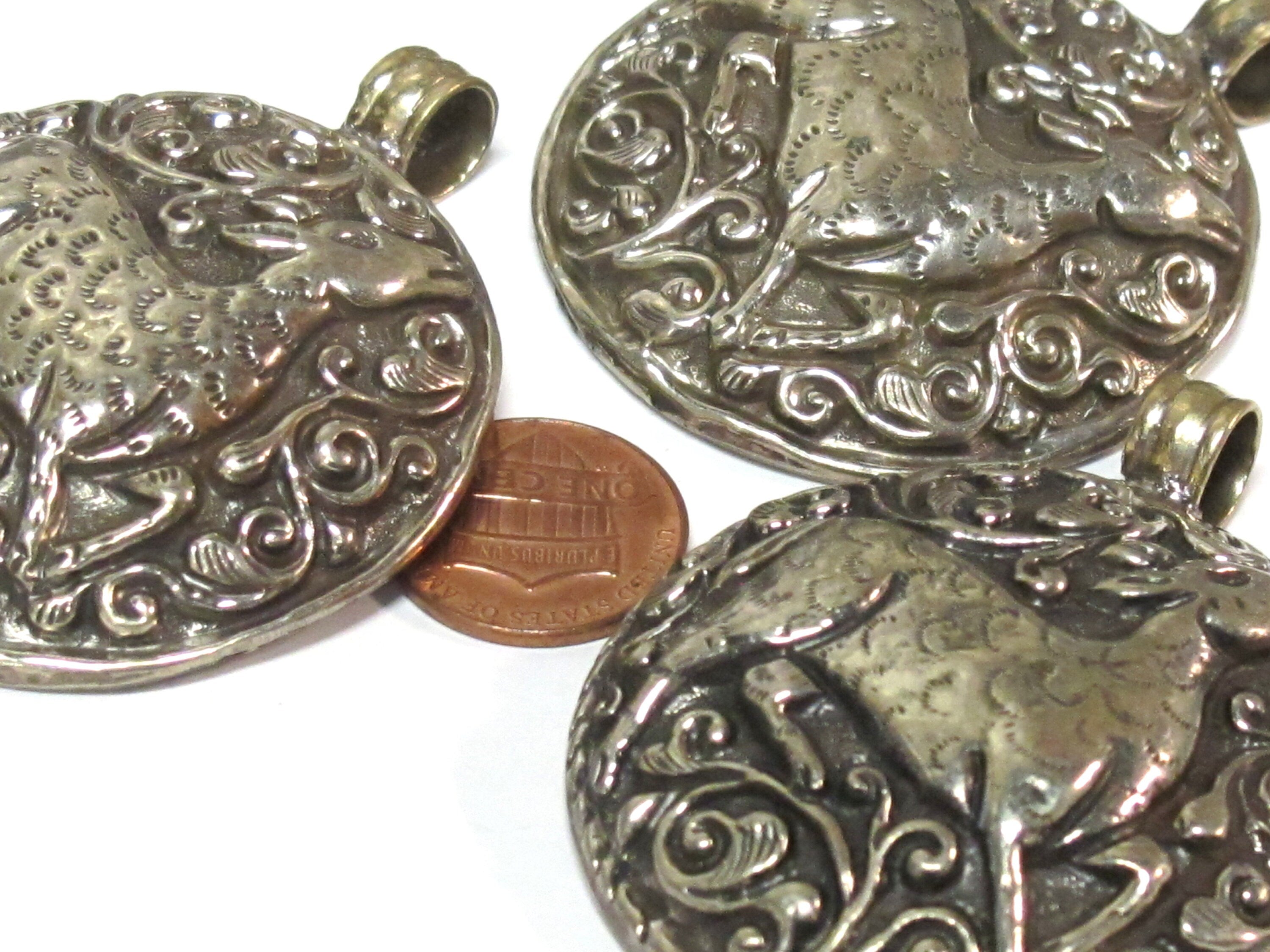 1 Pendant - Gorgeous Tibetan silver repousse Deer pendant with reverse side detailed carving design from Nepal - PM351F