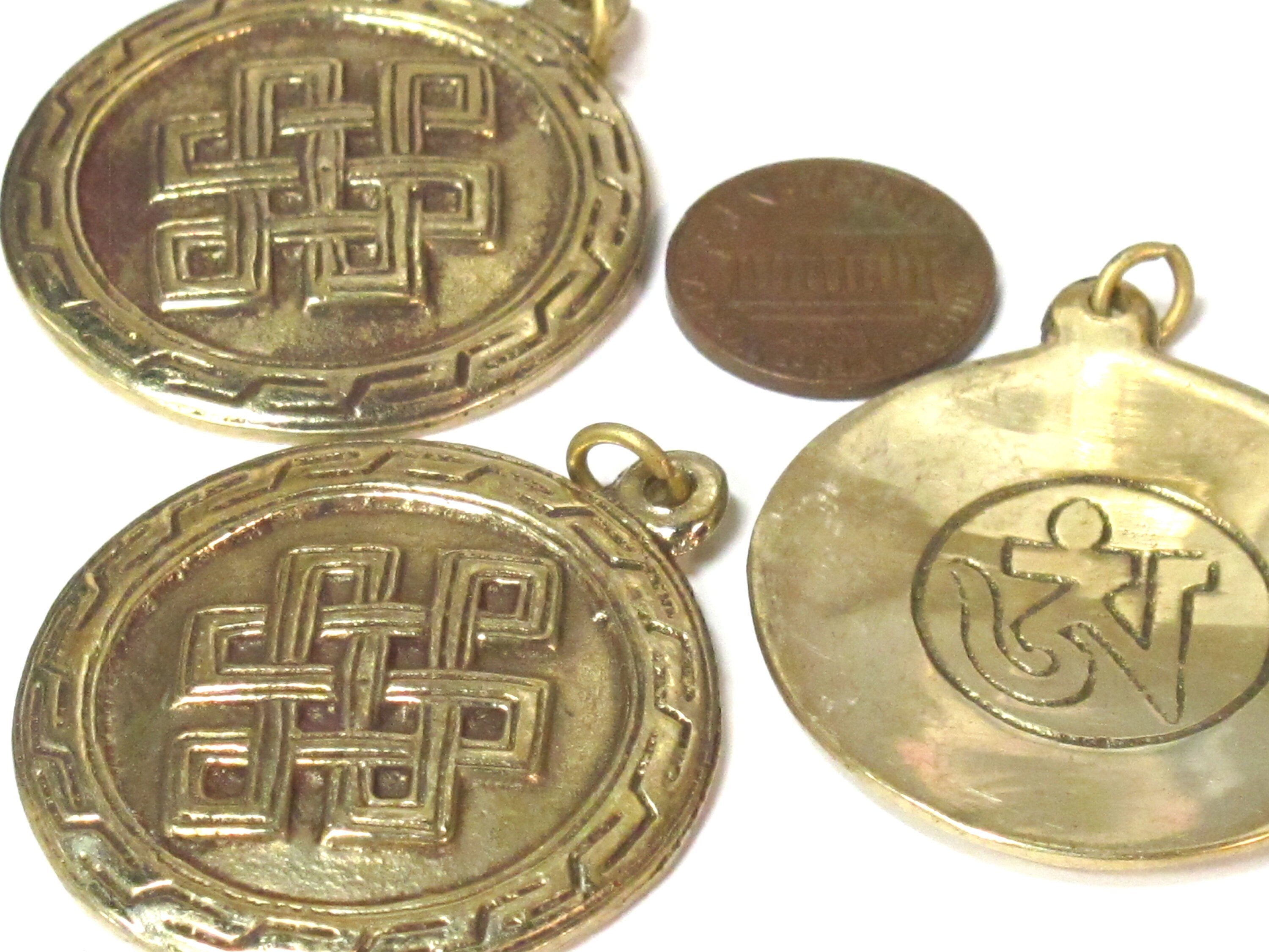 1 Pendant - Tibetan brass infinity knot endless knot symbol with reverse side om mantra pendant from Nepal - CP139