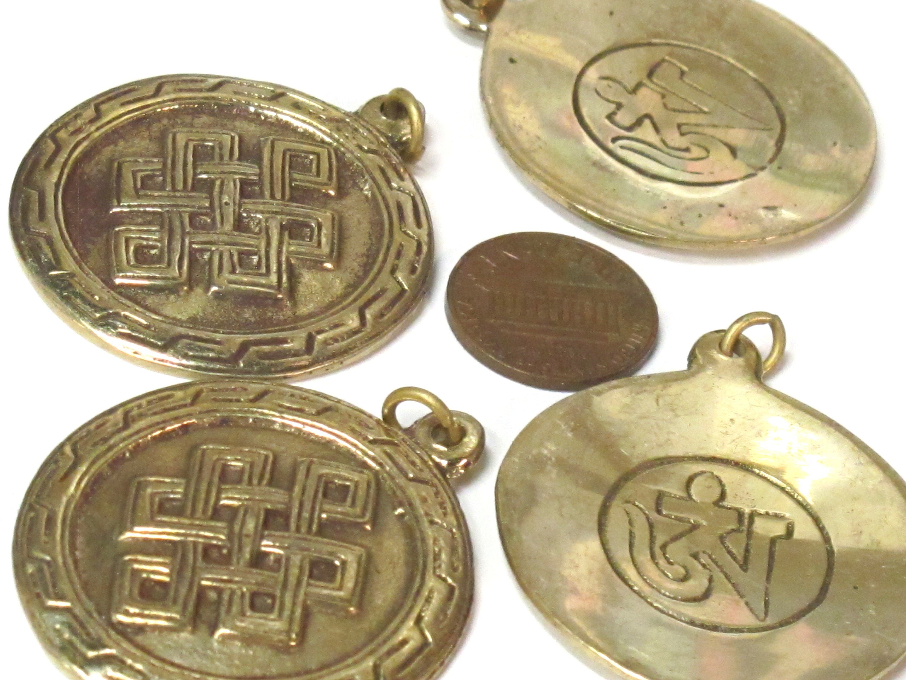 1 Pendant - Tibetan brass infinity knot endless knot symbol with reverse side om mantra pendant from Nepal - CP139