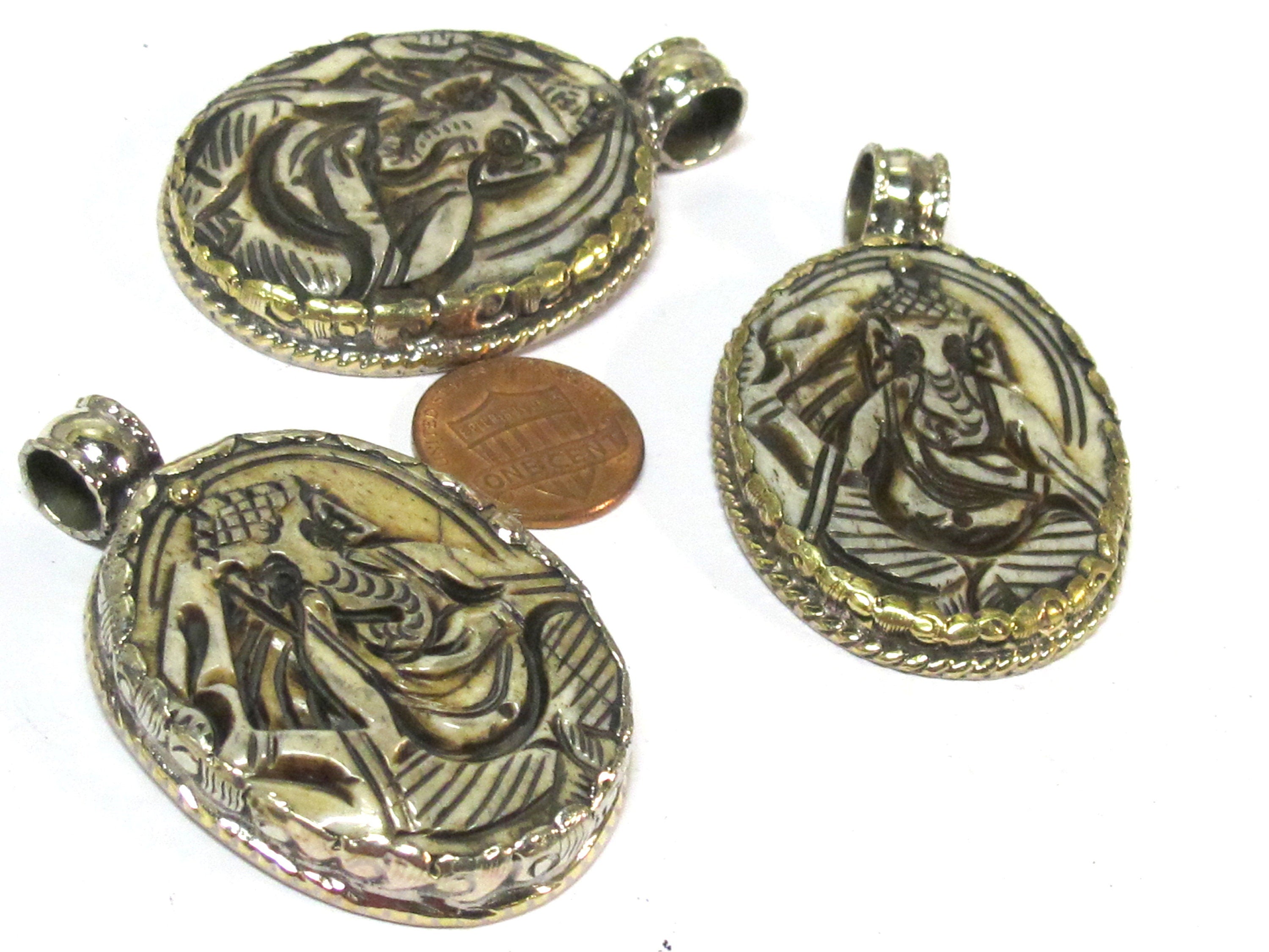 1 Pendant - Intricate carved ethnic Hindu Lord Ganesha recycled cattle bone pendant with floral carving on reverse side - PB007P