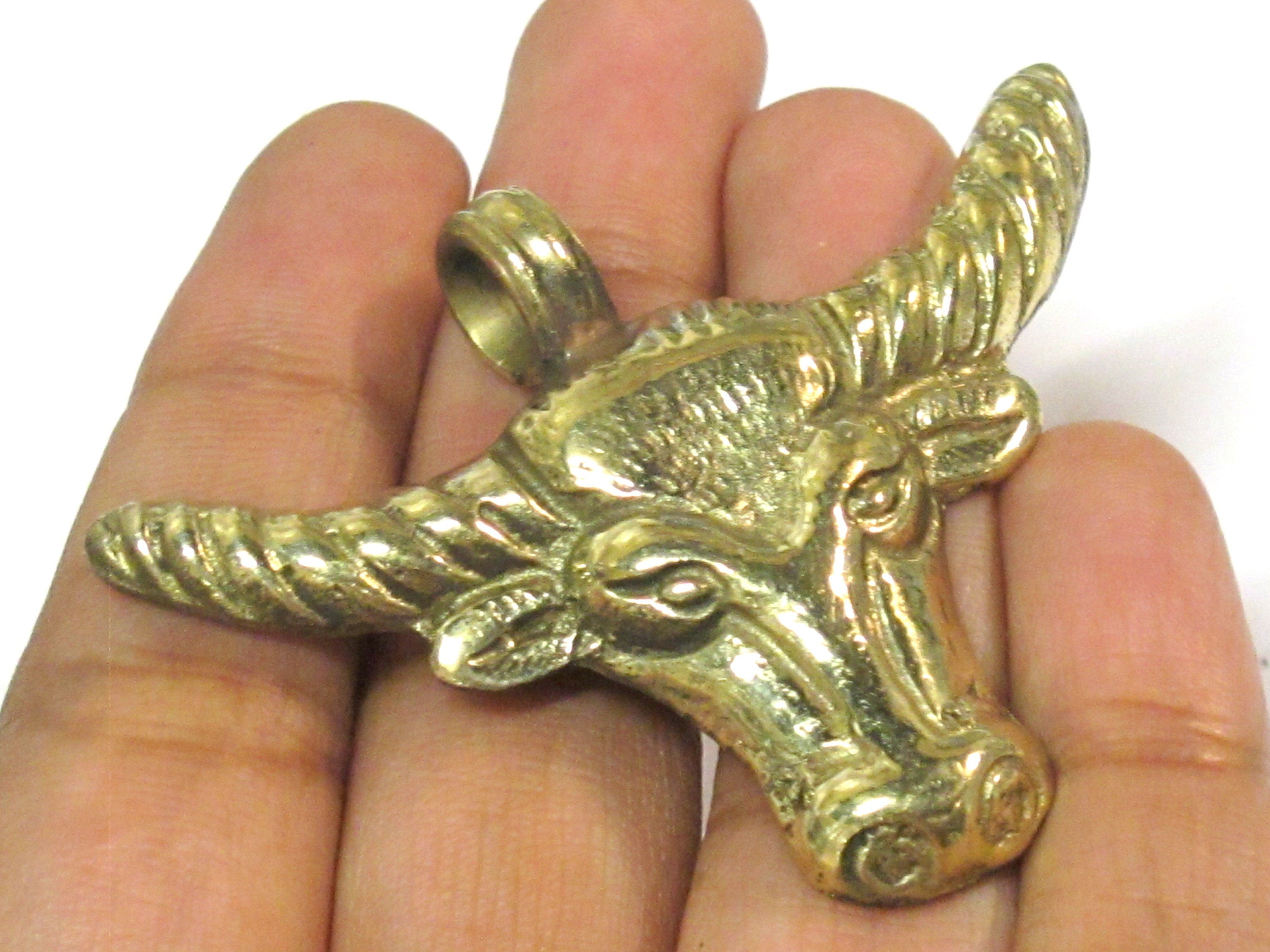 1 Pendant - Large size solid brass cattle skull head horn pendant with reverse side carving design - CP134
