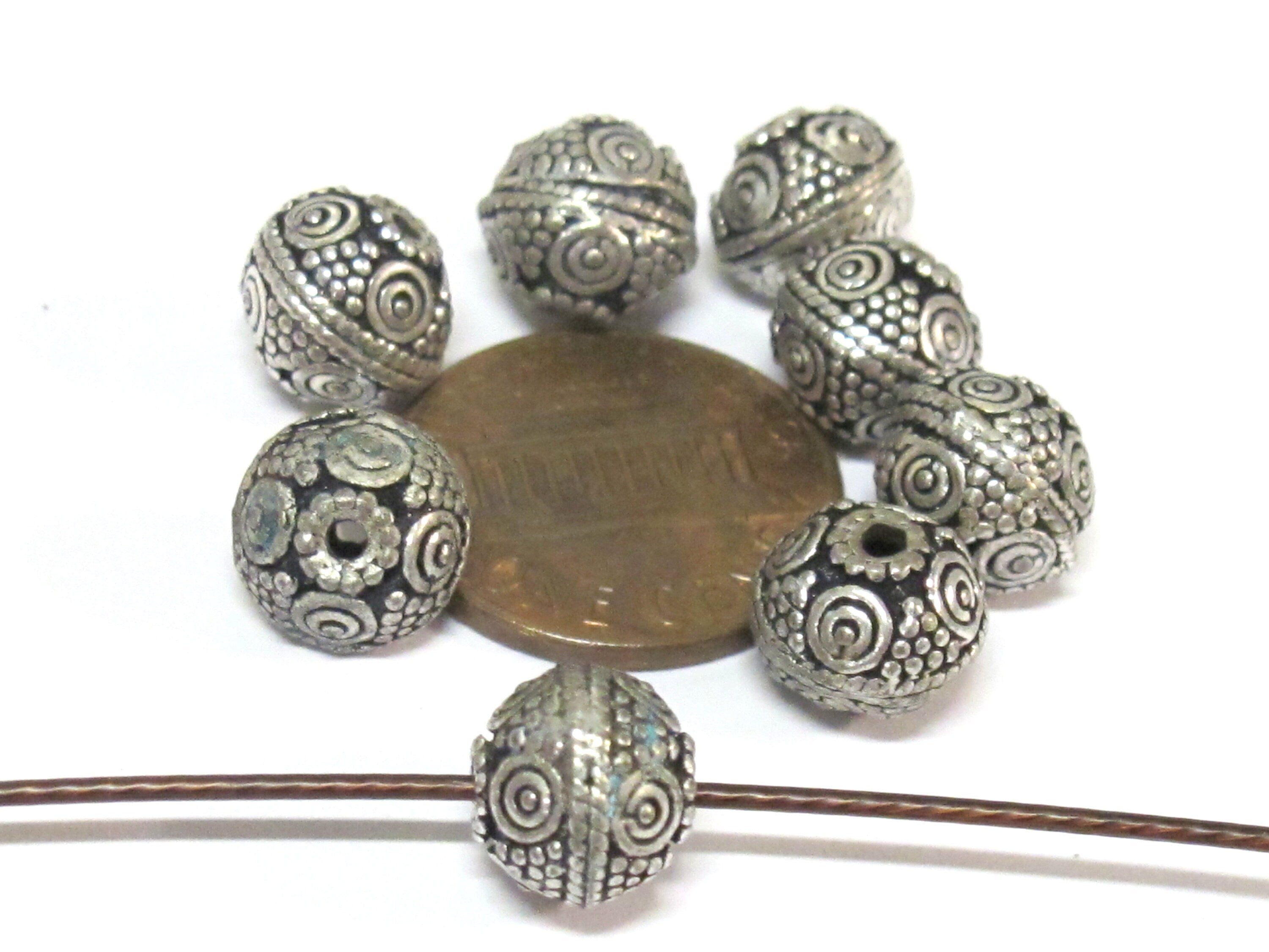 8 BEADS - Tibetan oval shape antiqued silver color finish small size metal alloy beads from Nepal - BD645D