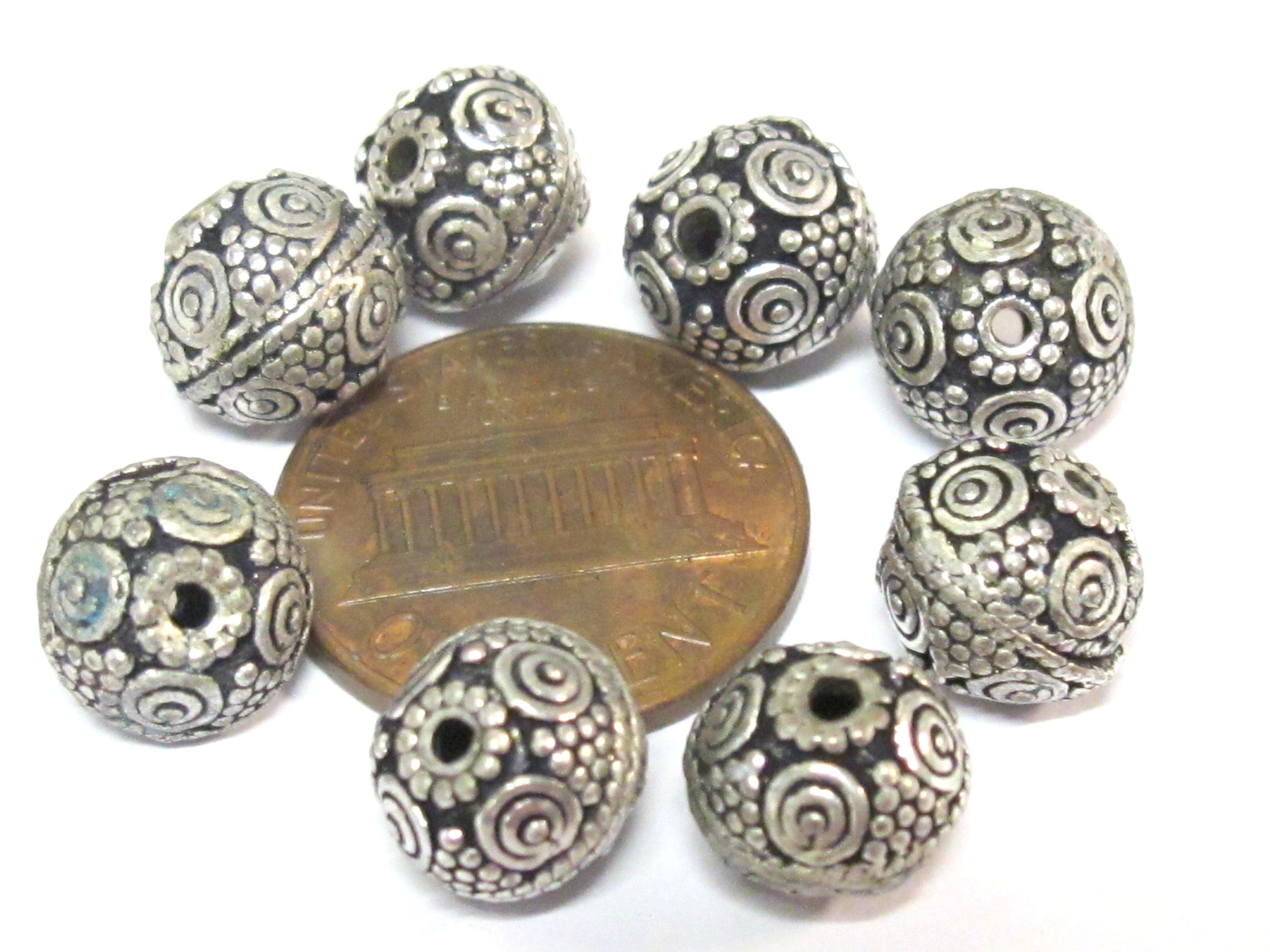 8 BEADS - Tibetan oval shape antiqued silver color finish small size metal alloy beads from Nepal - BD645D