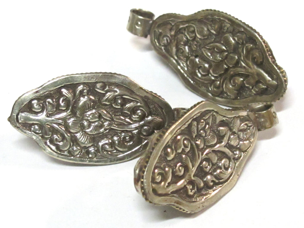 1 Pendant - Tibetan brown color carved Bone turtle tortoise design pendant with floral carving on reverse side - PB013D