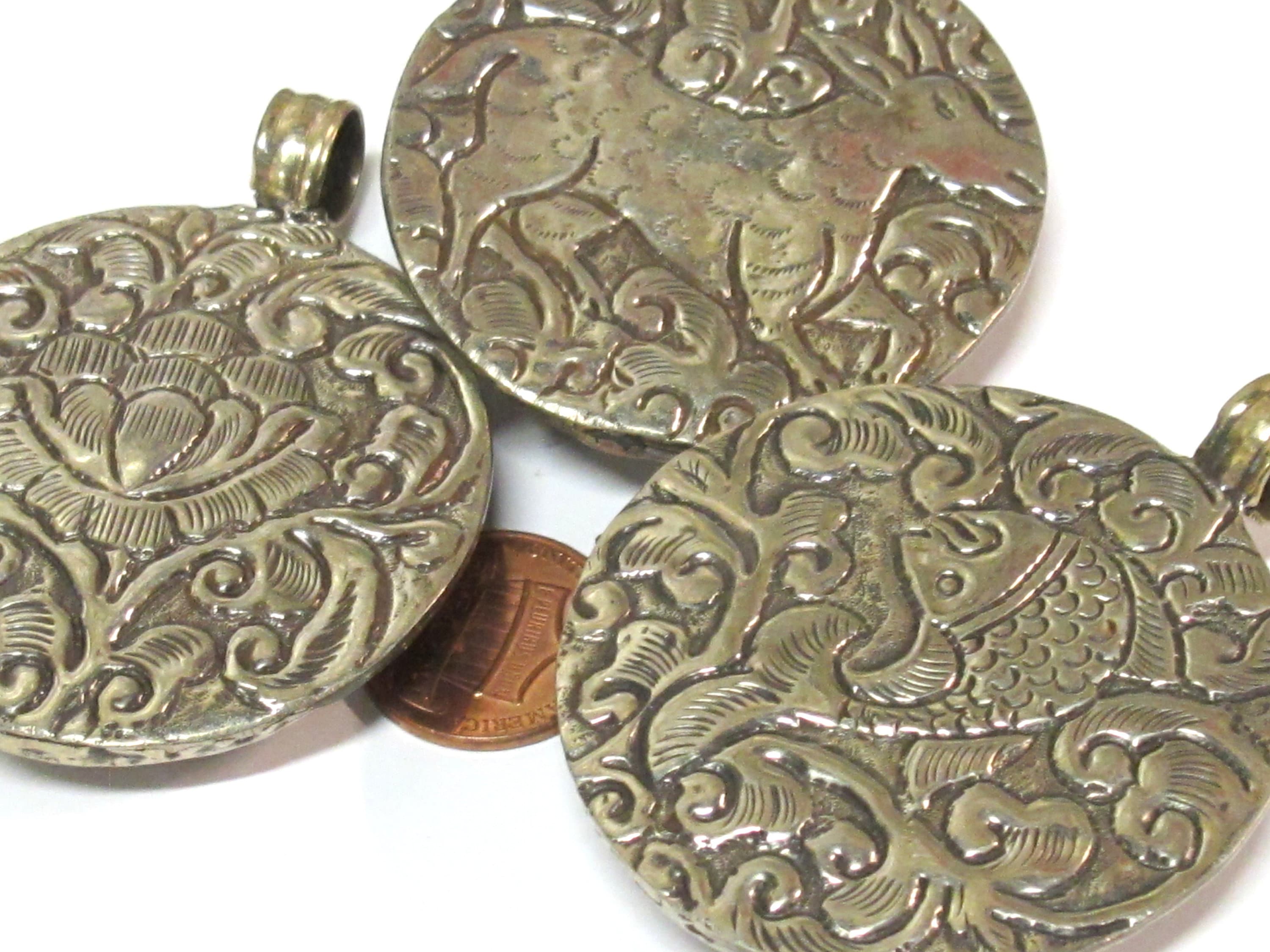1 Pendant - Gorgeous Tibetan silver repousse Deer pendant with reverse side detailed carving design from Nepal - PM351F