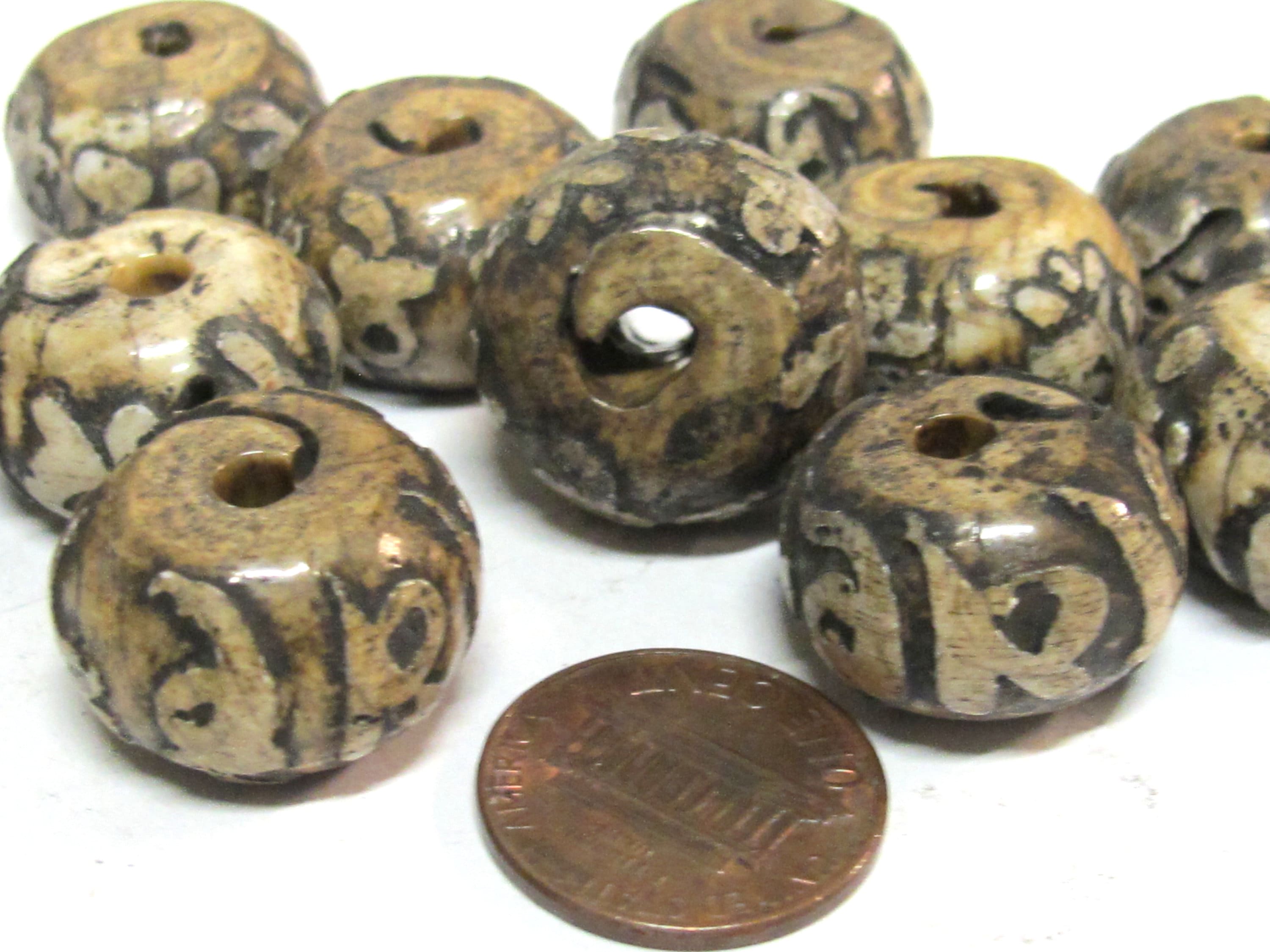 2 Beads -nepal beads tibetan beads Old shell beads Large size 19 - 21 mm Tibetan Om carved conch shell beads- CH006K