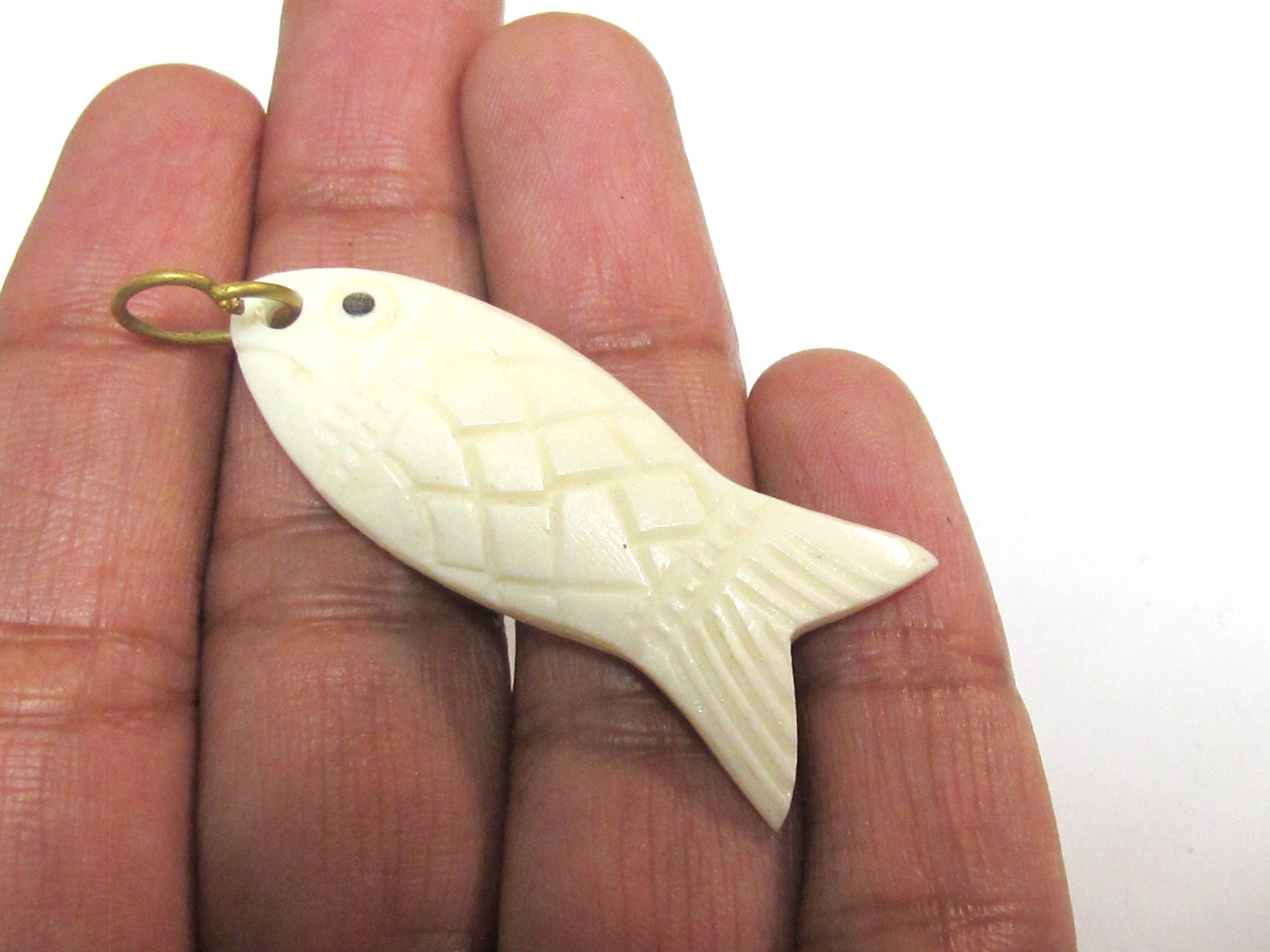 1 pendant - Tibetan recycled cattle recycled cattle bone carved fish design charm pendant from Nepal - PB074K