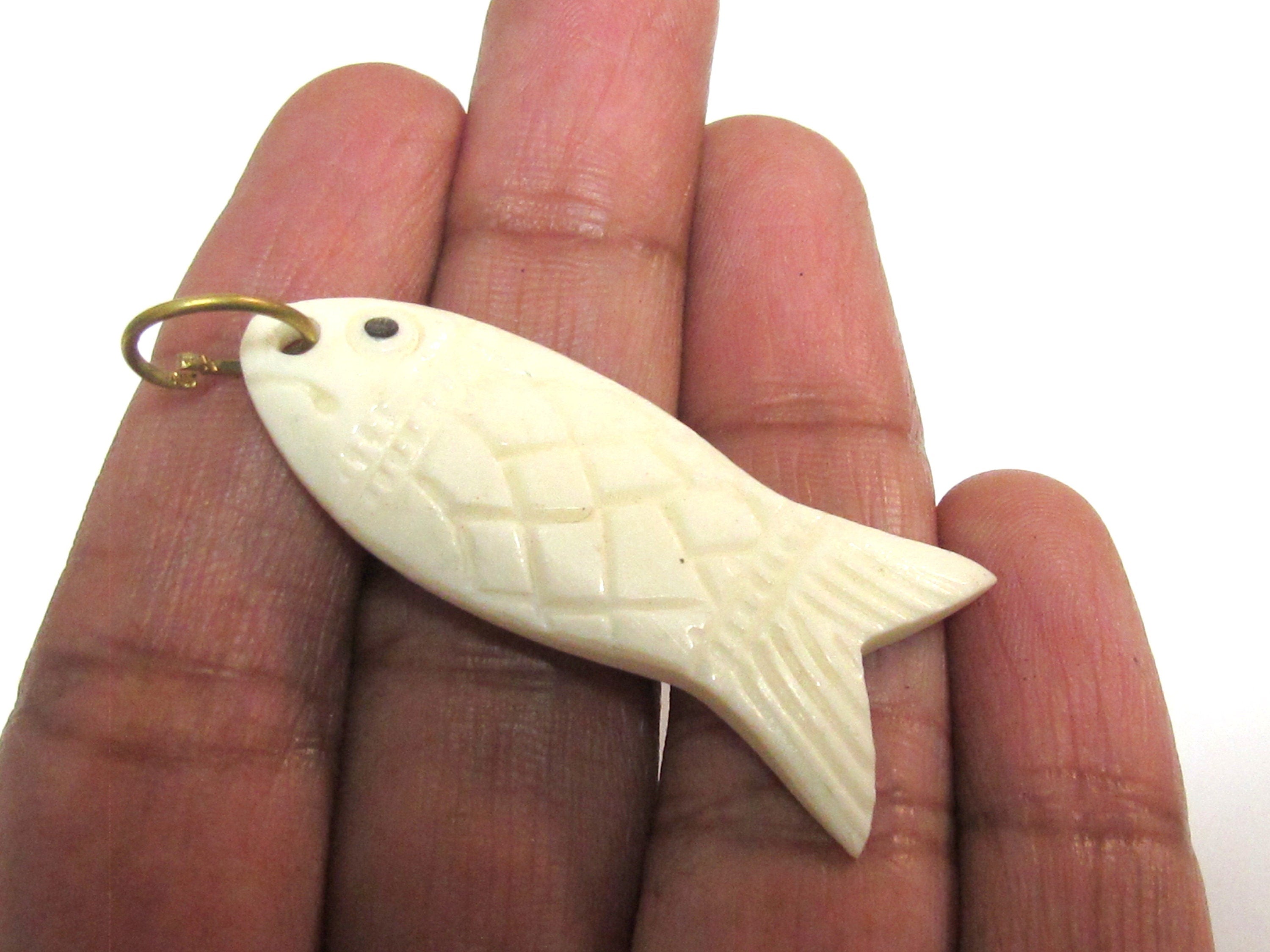 1 pendant - Tibetan recycled cattle recycled cattle bone carved fish design charm pendant from Nepal - PB074K