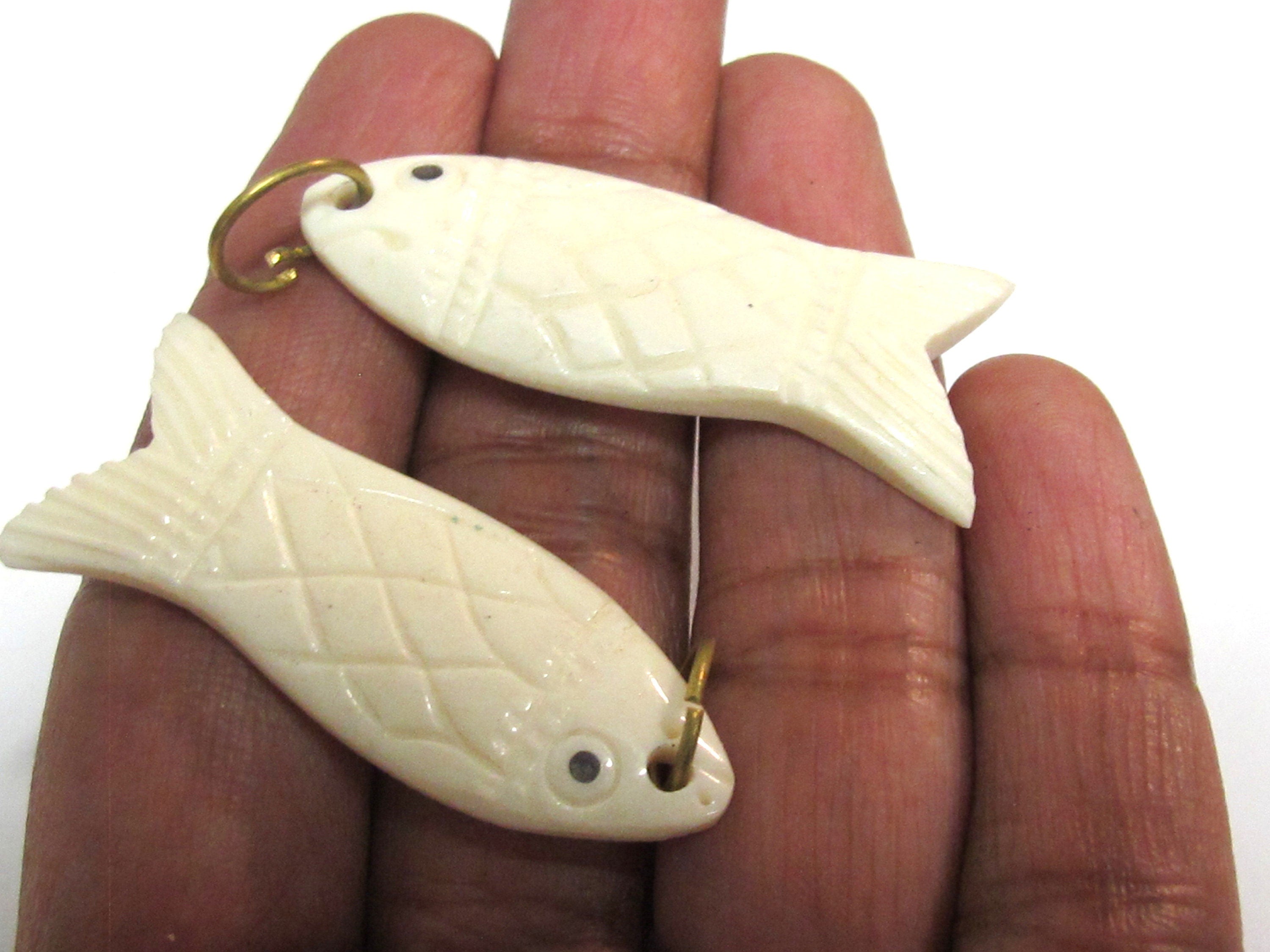 1 pendant - Tibetan recycled cattle recycled cattle bone carved fish design charm pendant from Nepal - PB074K