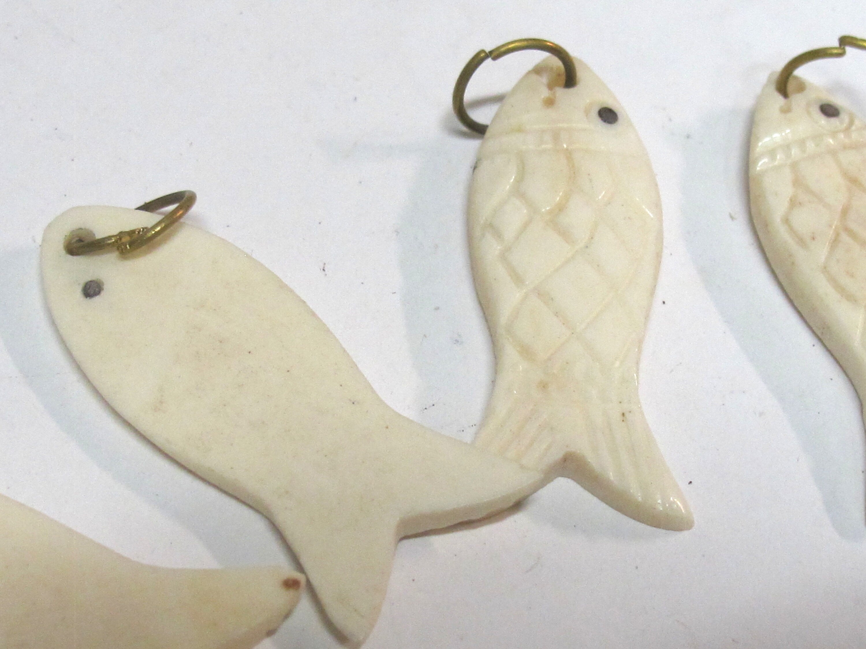 1 pendant - Tibetan recycled cattle recycled cattle bone carved fish design charm pendant from Nepal - PB074K