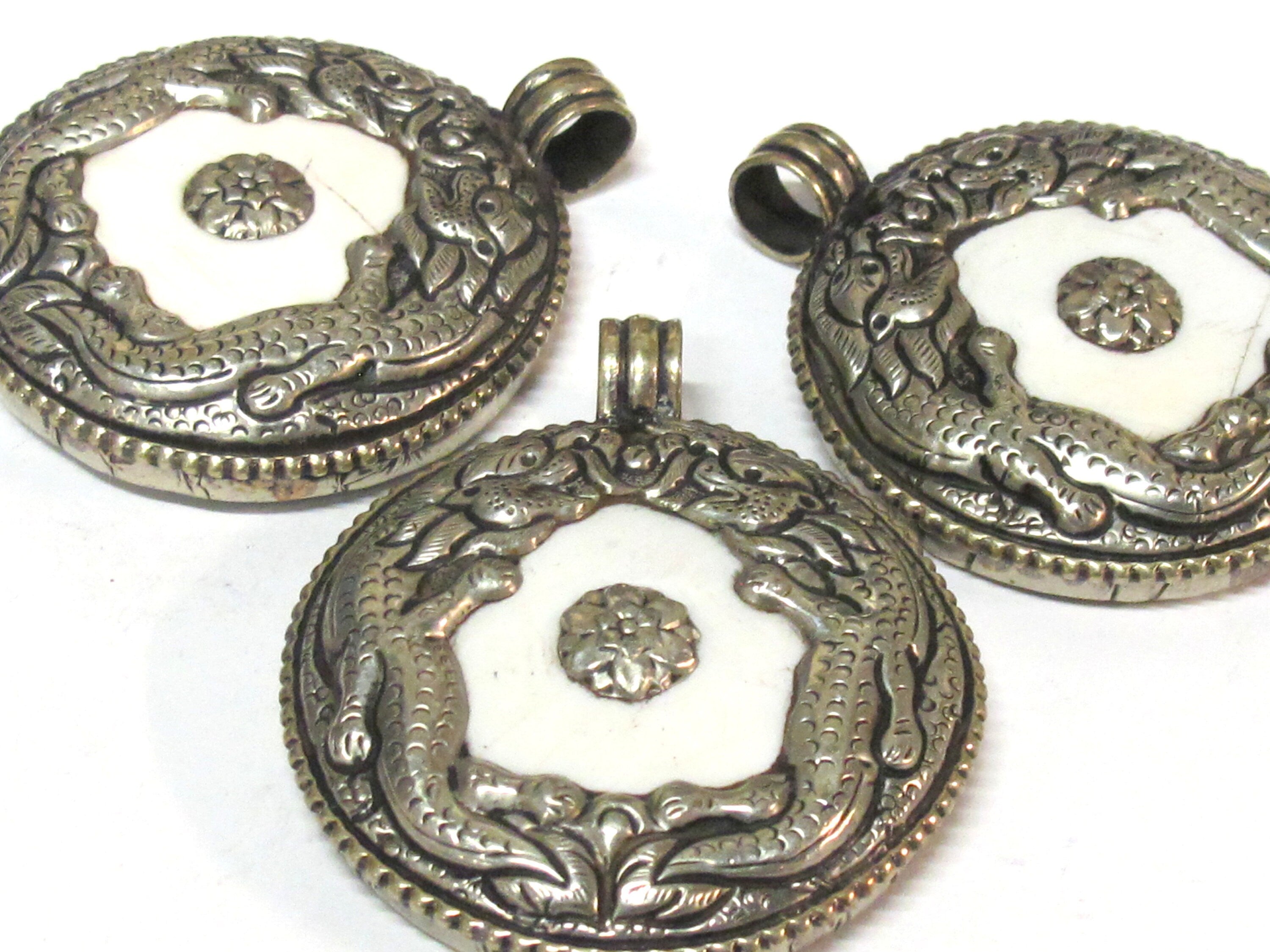 Tibetan pendants - Exotic naga conch shell Tibetan antiqued silver double Dragon Tibetan pendant Nepal - PM246K