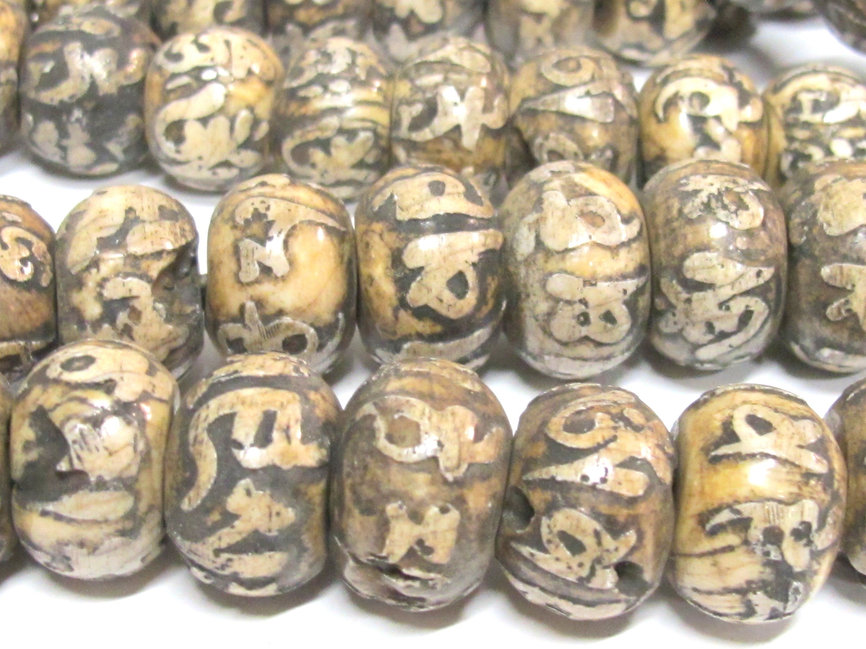 2 Beads -nepal beads tibetan beads Old shell beads Large size 19 - 21 mm Tibetan Om carved conch shell beads- CH006K