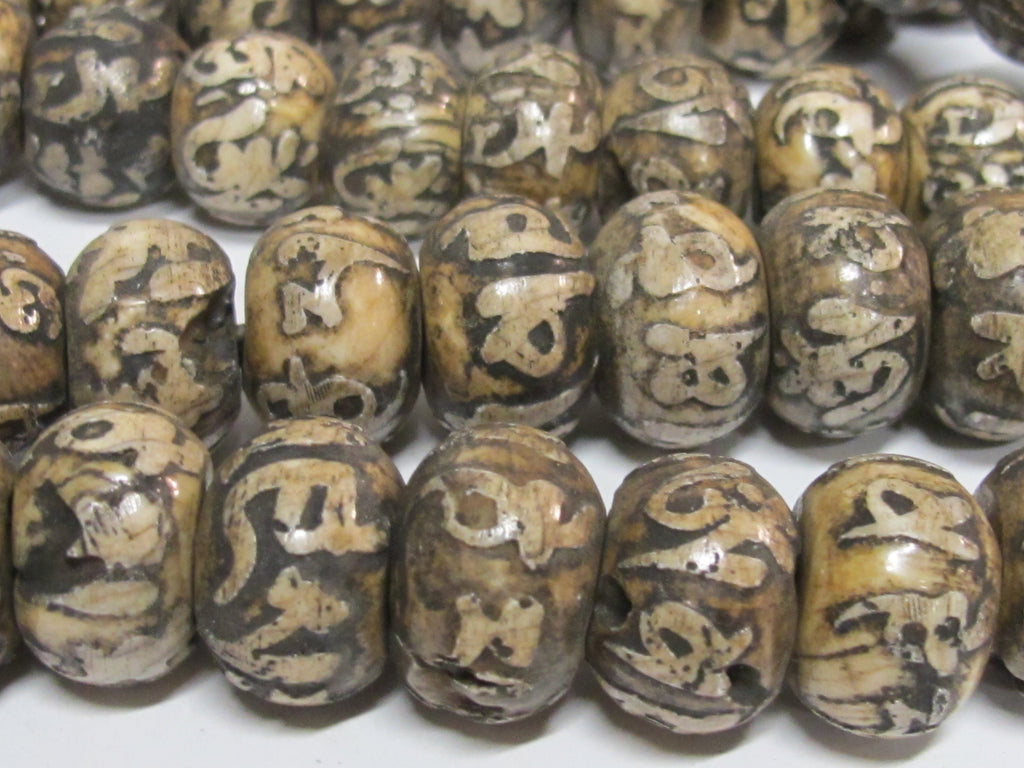 2 Beads -nepal beads tibetan beads Old shell beads Large size 19 - 21 mm Tibetan Om carved conch shell beads- CH006K