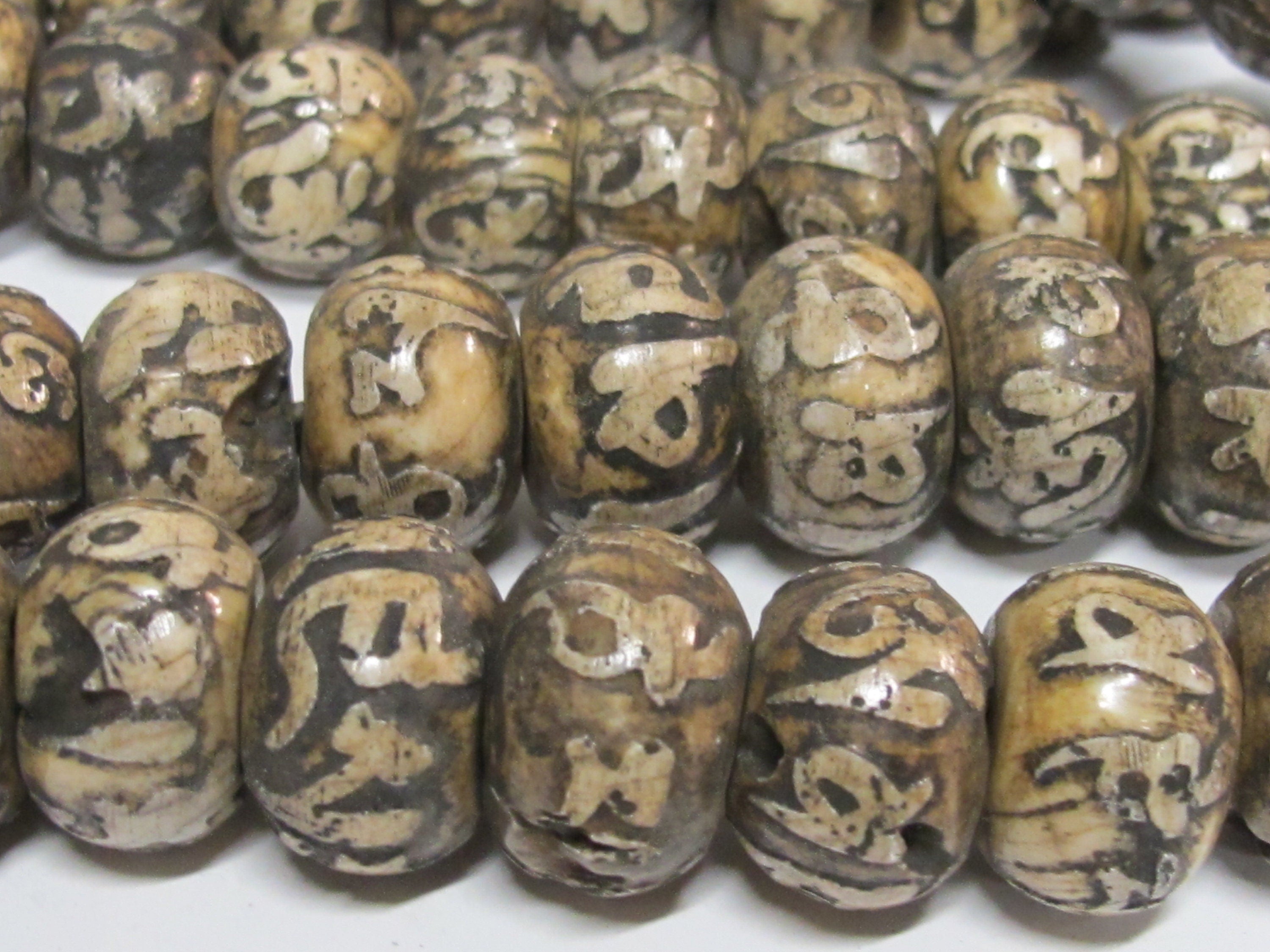 2 Beads -nepal beads tibetan beads Old shell beads Large size 19 - 21 mm Tibetan Om carved conch shell beads- CH006K