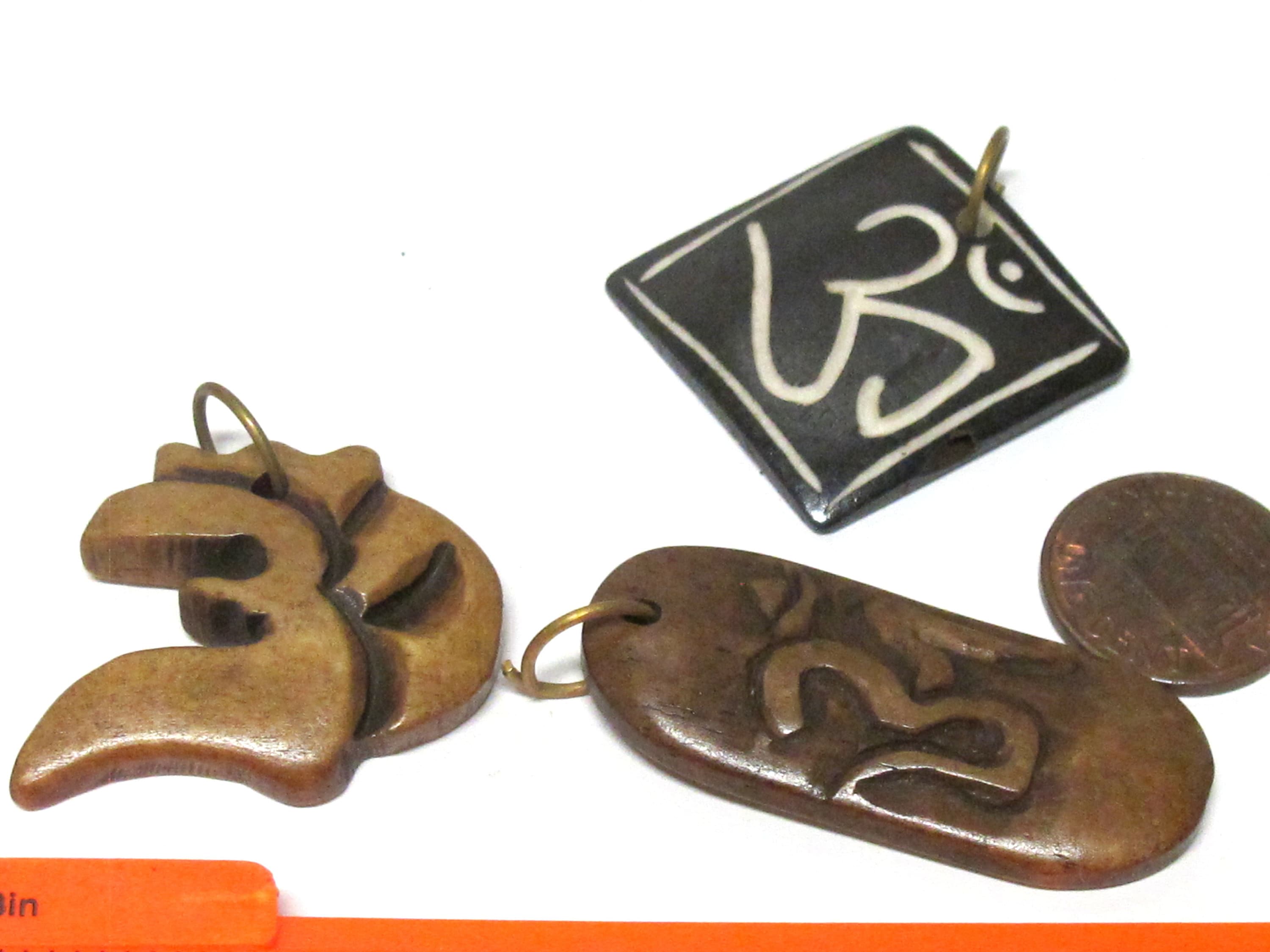 4 bone pendants - Nepal om bone pendants recycled cattle bone pendant charms yoga bag accessories Nepal wholesale lot PB079K
