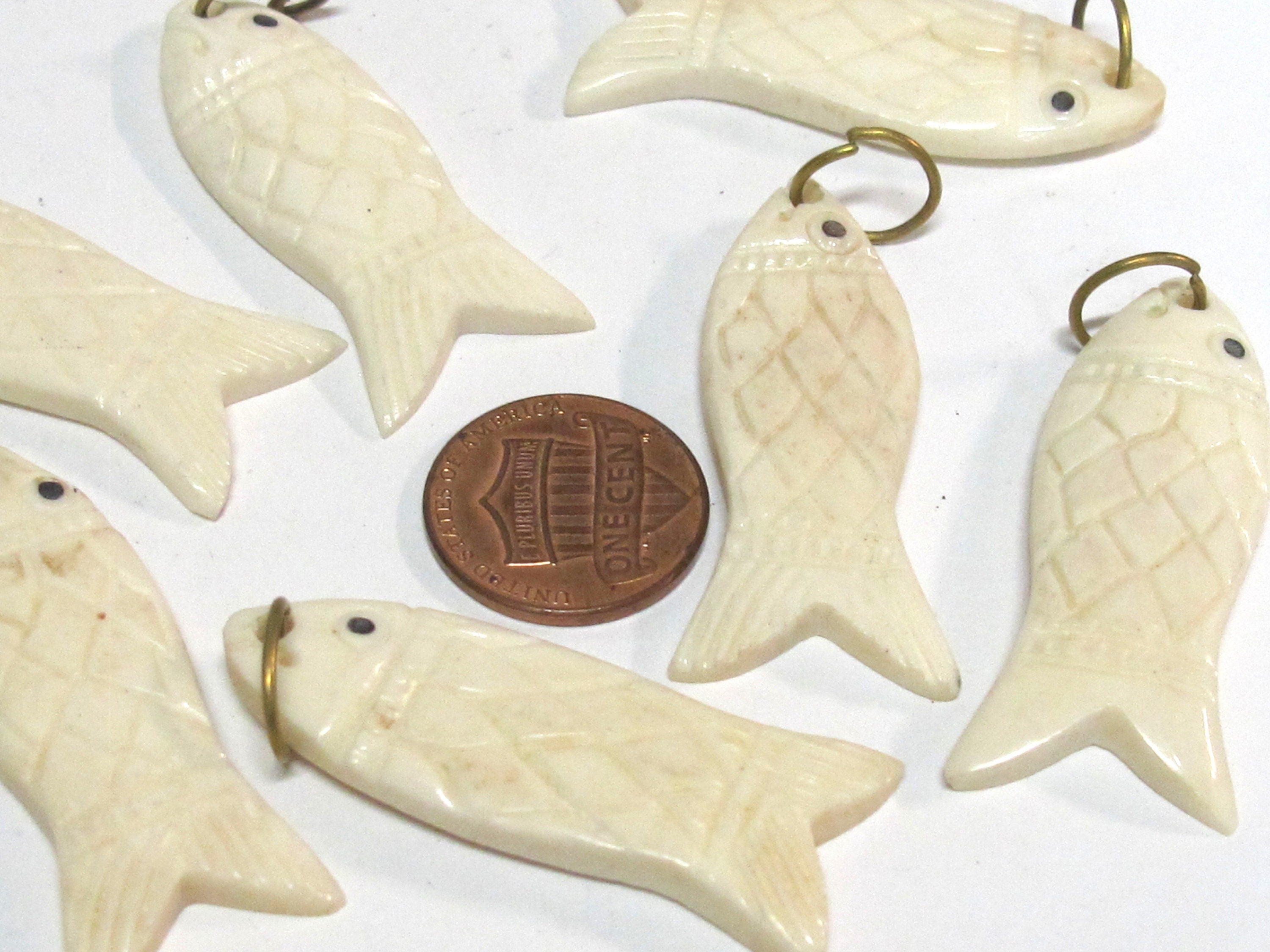 1 pendant - Tibetan recycled cattle recycled cattle bone carved fish design charm pendant from Nepal - PB074K
