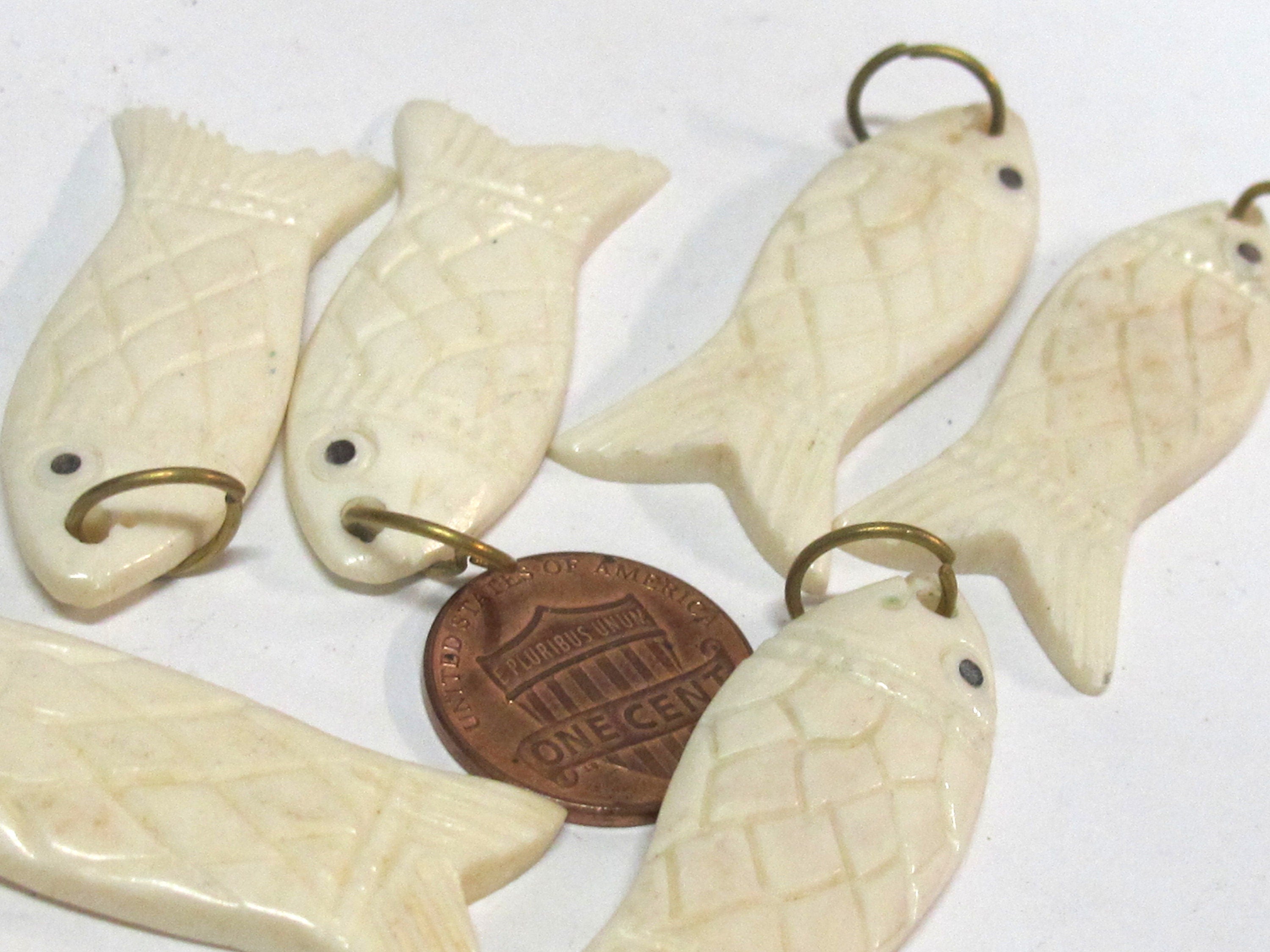 1 pendant - Tibetan recycled cattle recycled cattle bone carved fish design charm pendant from Nepal - PB074K