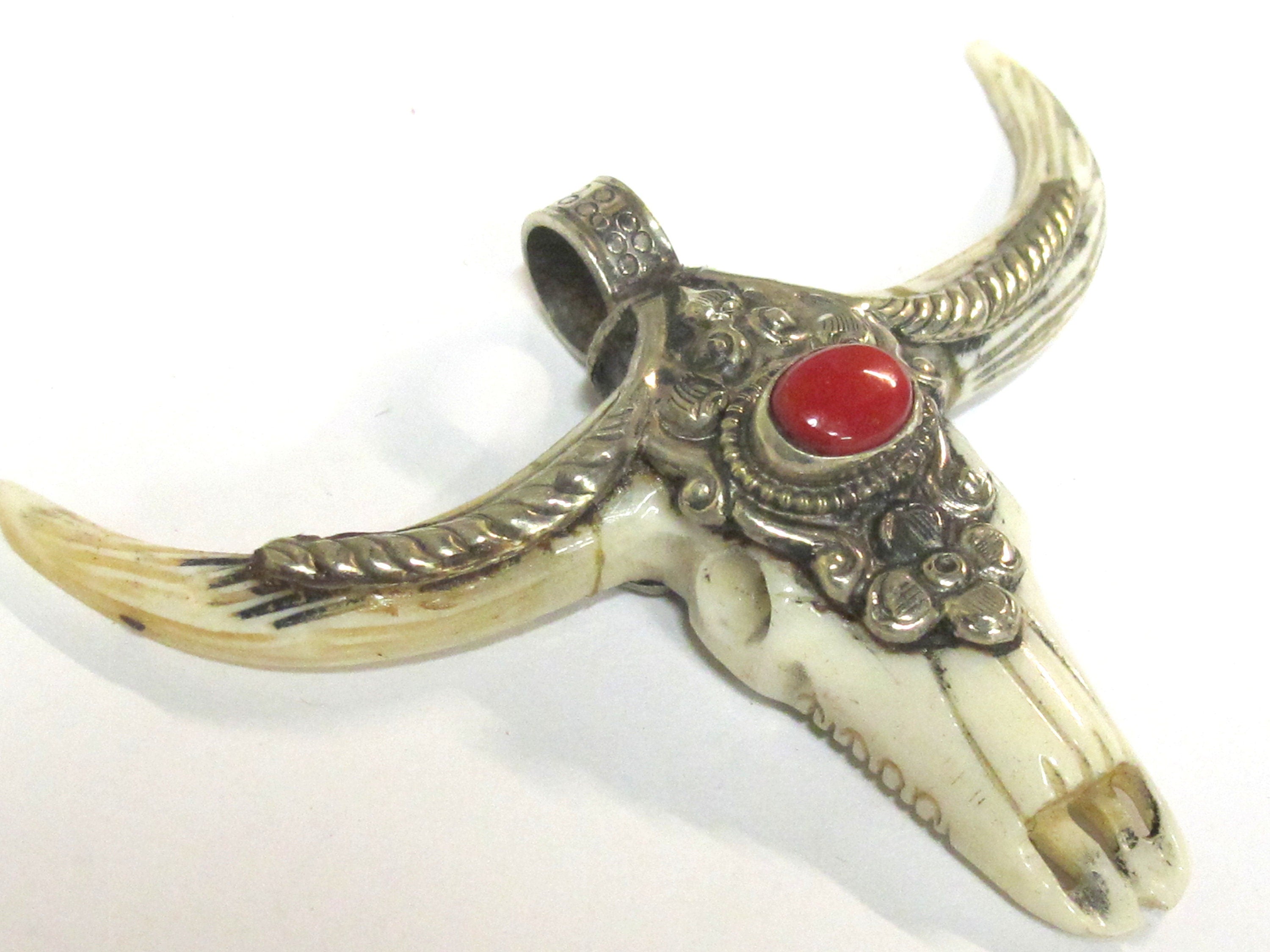 1 Pendant - Large unique gorgeous cattle skull head double horn design bone pendant with coral inlay handicraft from Nepal - PB120A