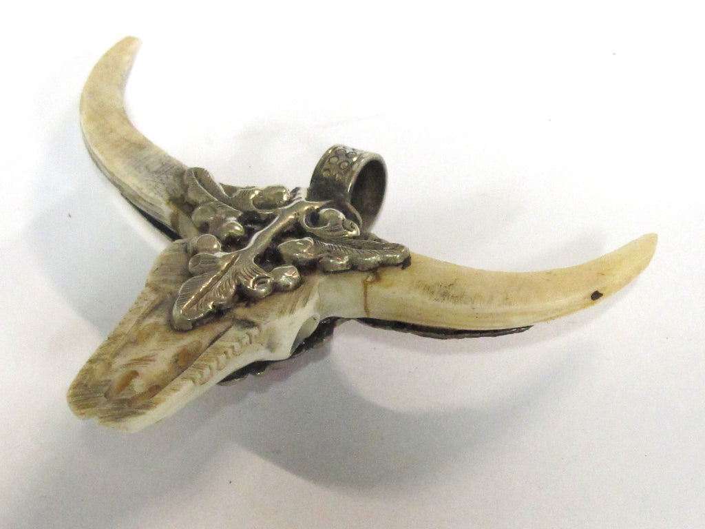 1 Pendant - Large unique gorgeous cattle skull head double horn design bone pendant with coral inlay handicraft from Nepal - PB120A