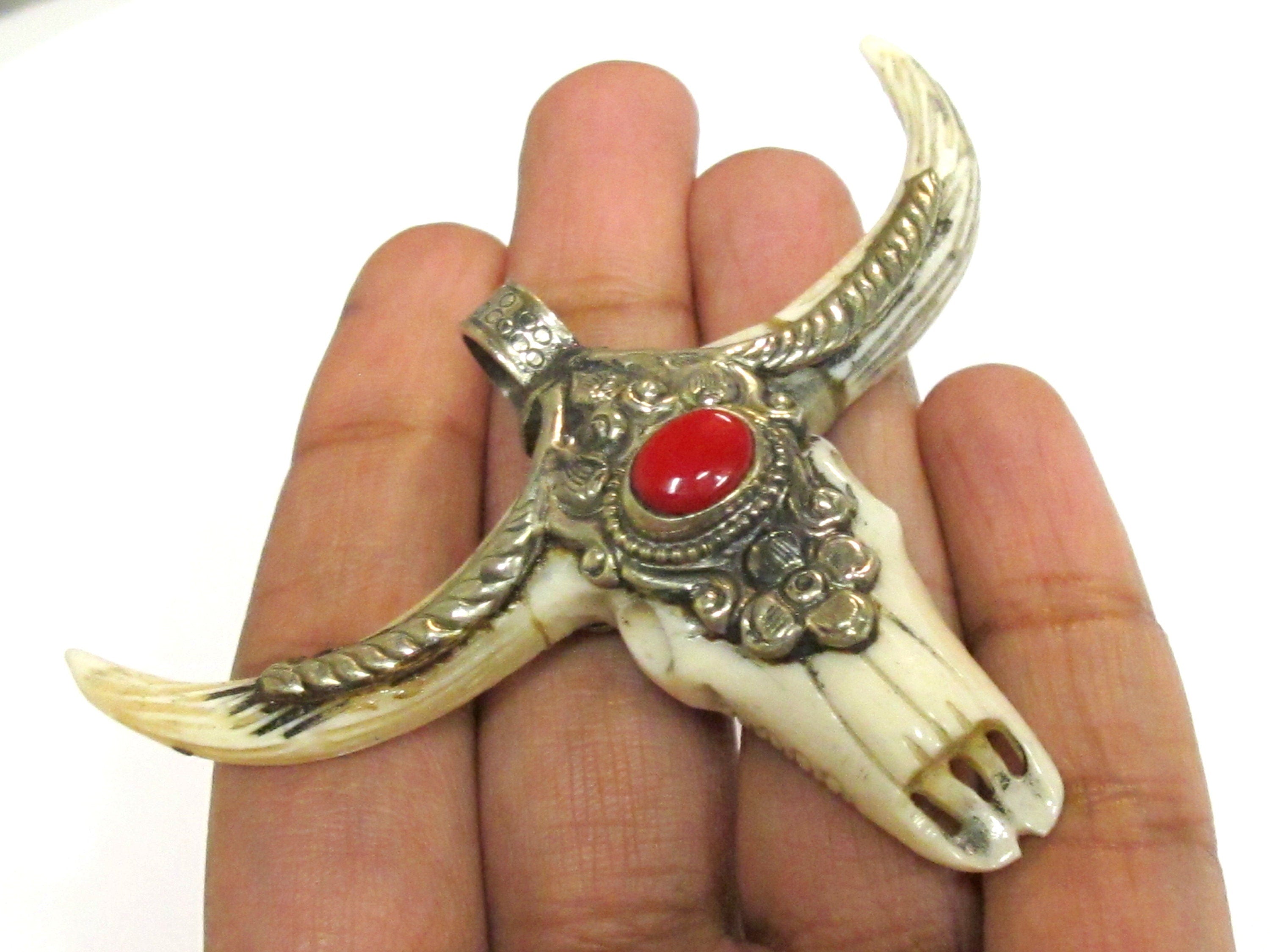 1 Pendant - Large unique gorgeous cattle skull head double horn design bone pendant with coral inlay handicraft from Nepal - PB120A