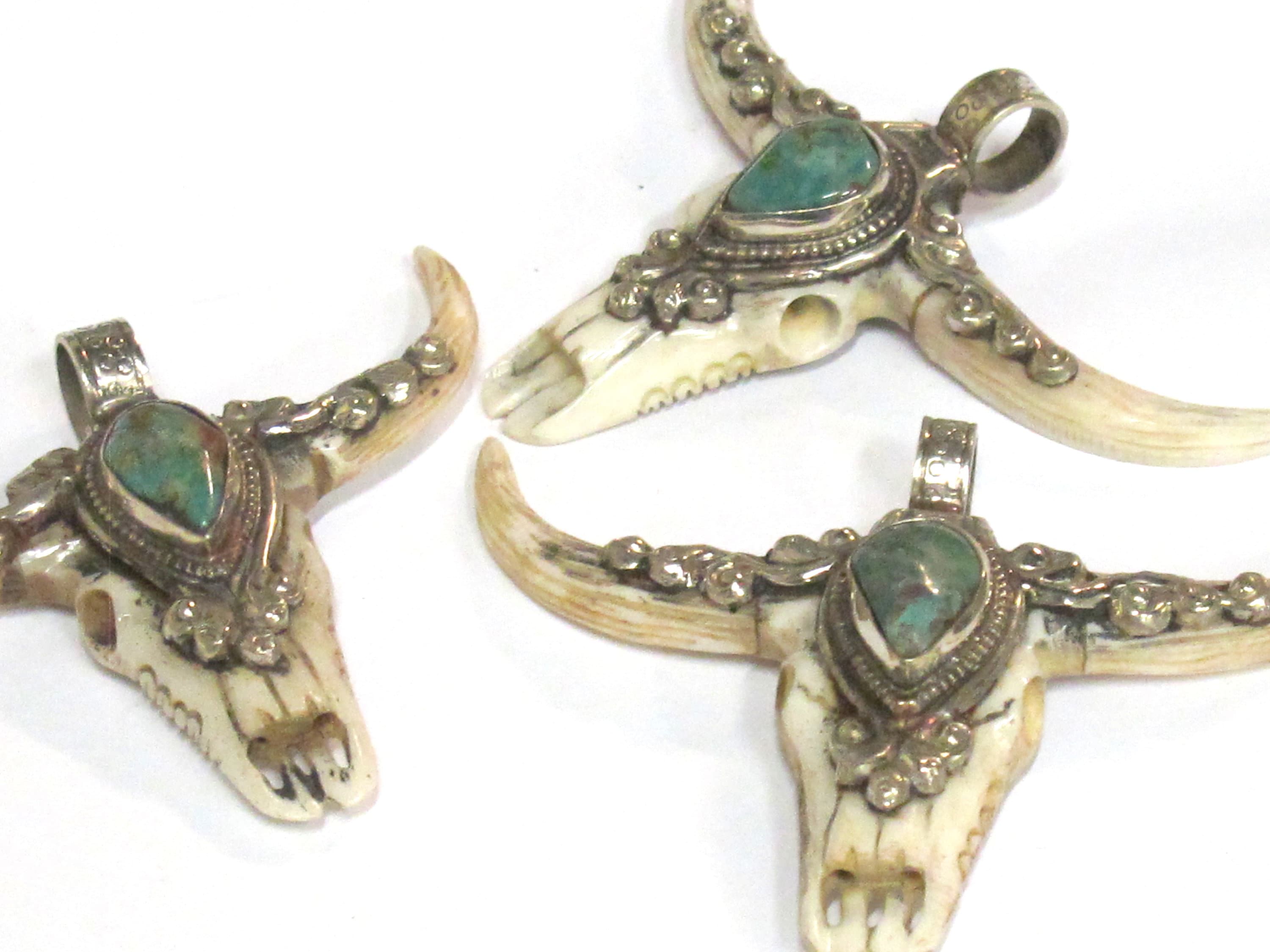 1 Pendant - Large unique gorgeous cattle skull head double horn design bone pendant with turquoise inlay handicraft from Nepal - PB120B