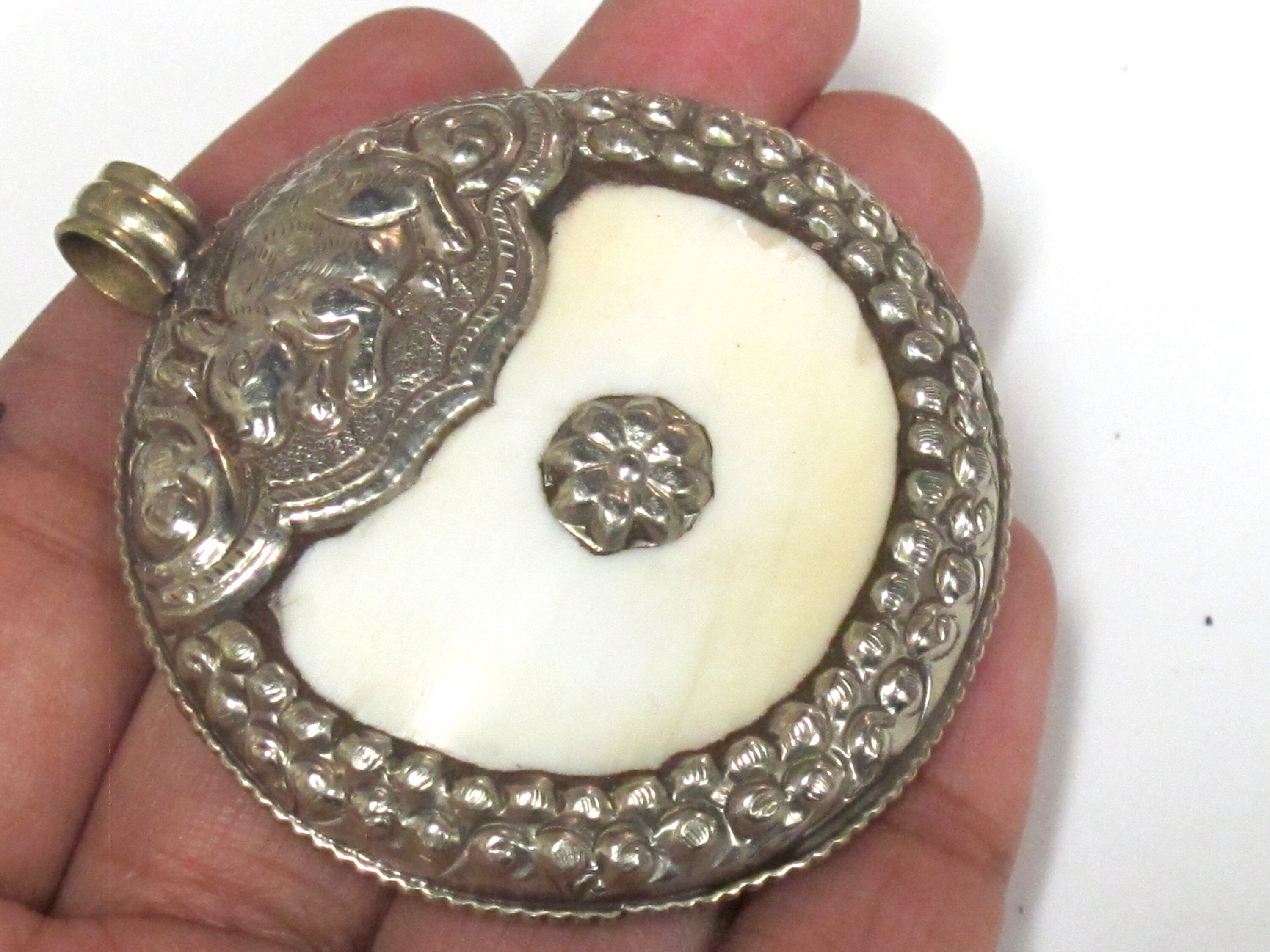 Exotic naga conch shell Tibetan silver finish animal floral rabbit design carving pendant - PM249K