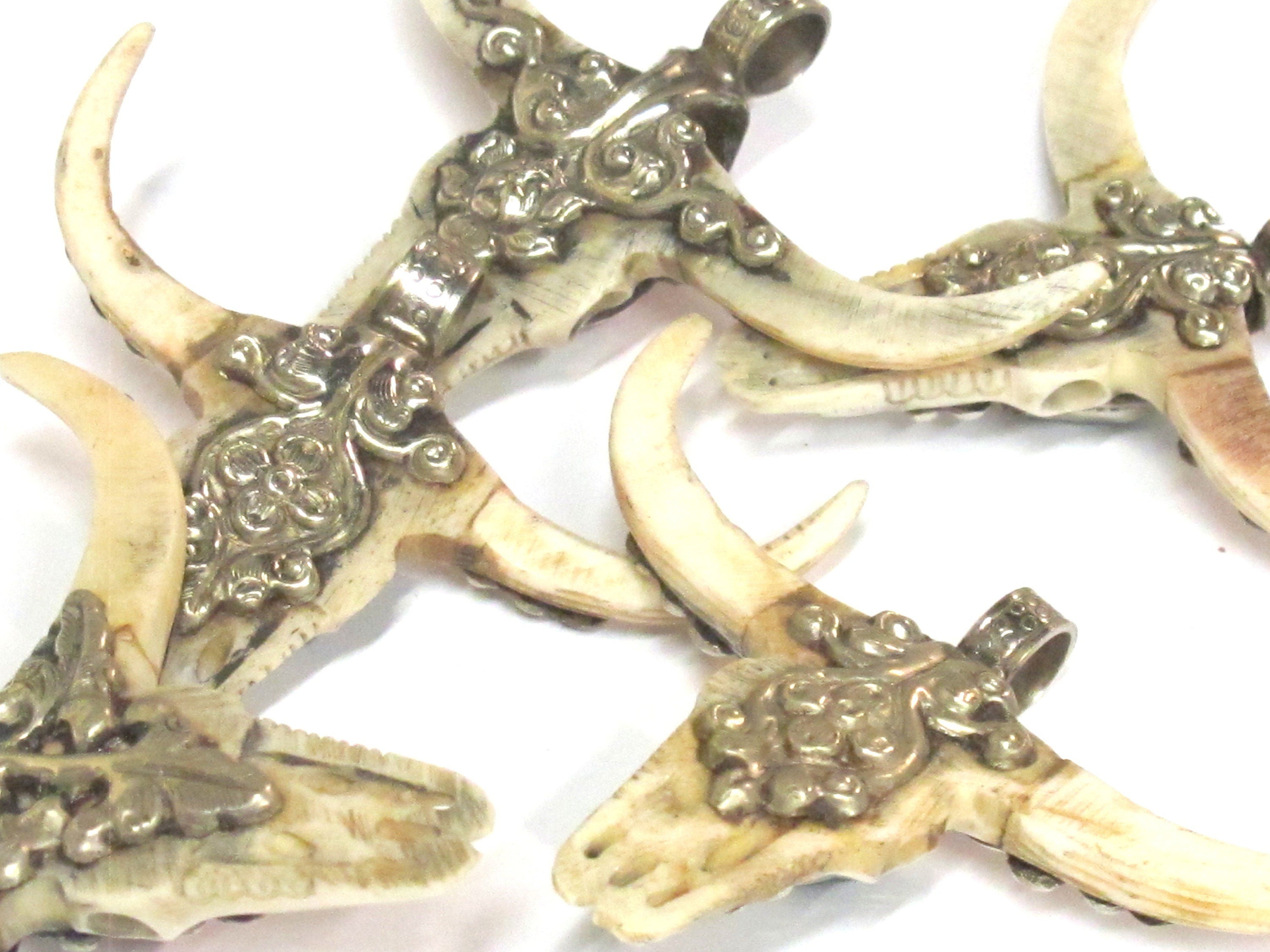 1 Pendant - Large unique gorgeous cattle skull head double horn design bone pendant with coral inlay handicraft from Nepal - PB120A